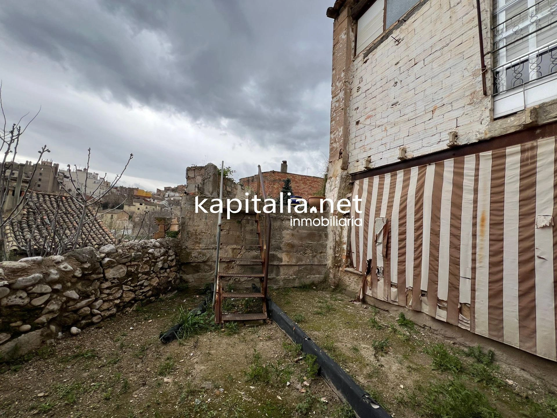 Local a la venta en Ontinyent , zona centro .