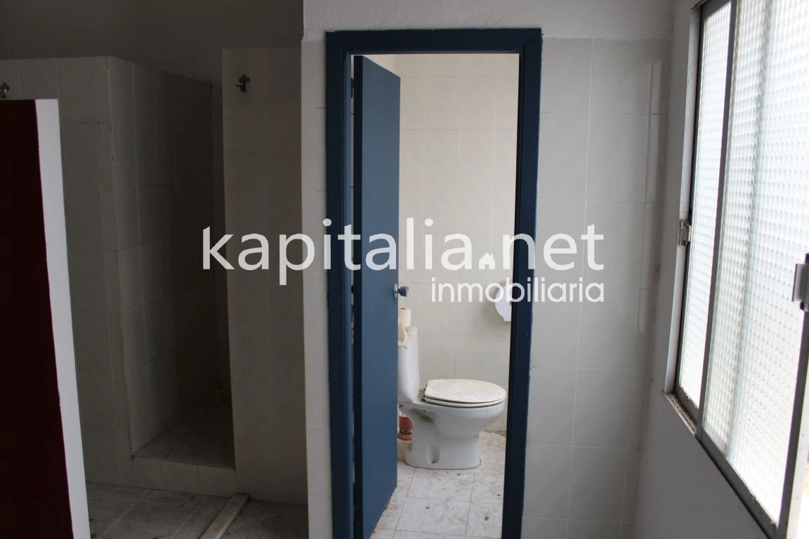 Se alquila local comercial