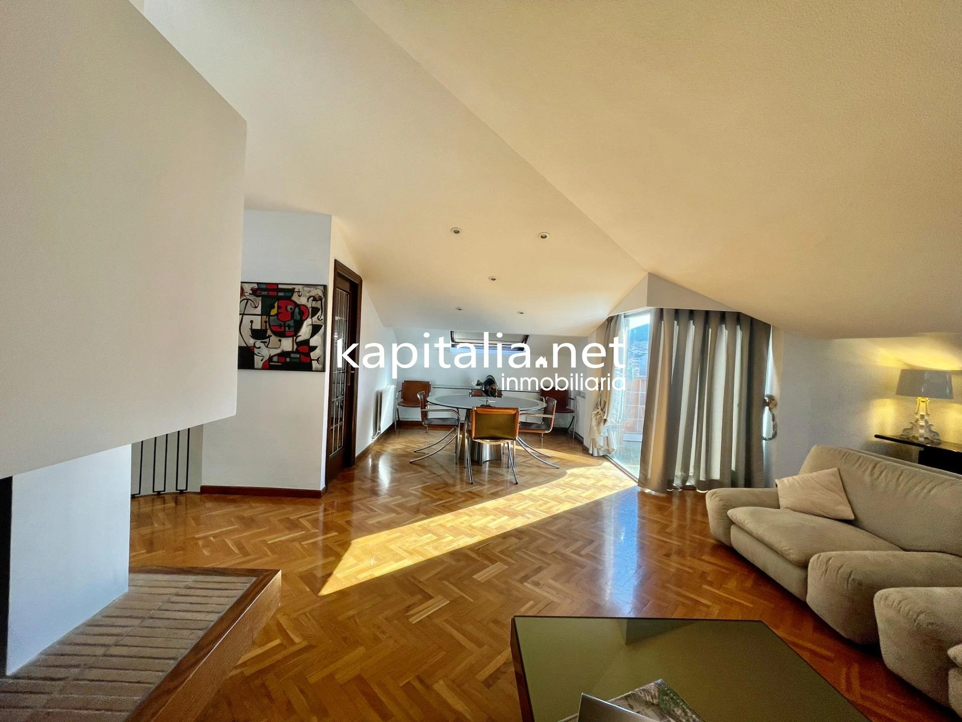Ático duplex con chimenea y vistas panorámicas