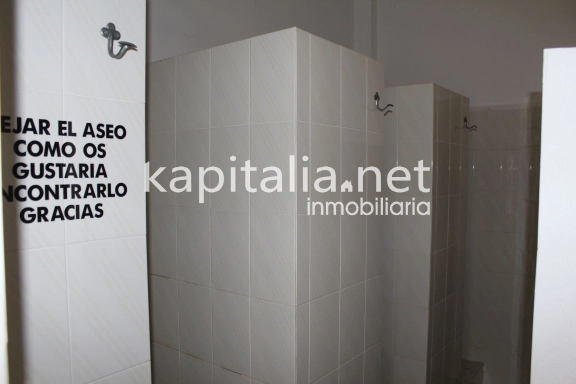 Se alquila local comercial
