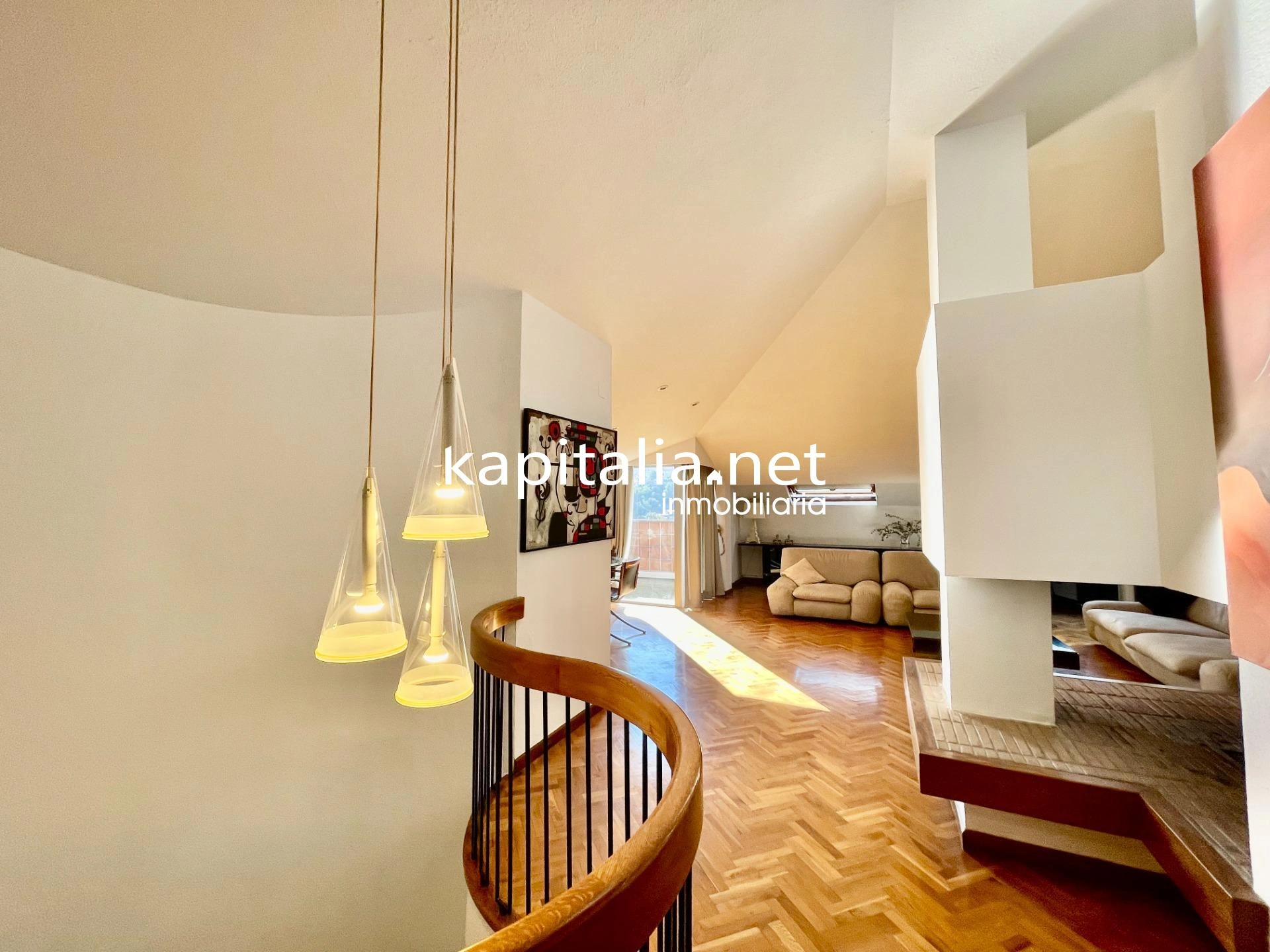 Ático duplex con chimenea y vistas panorámicas