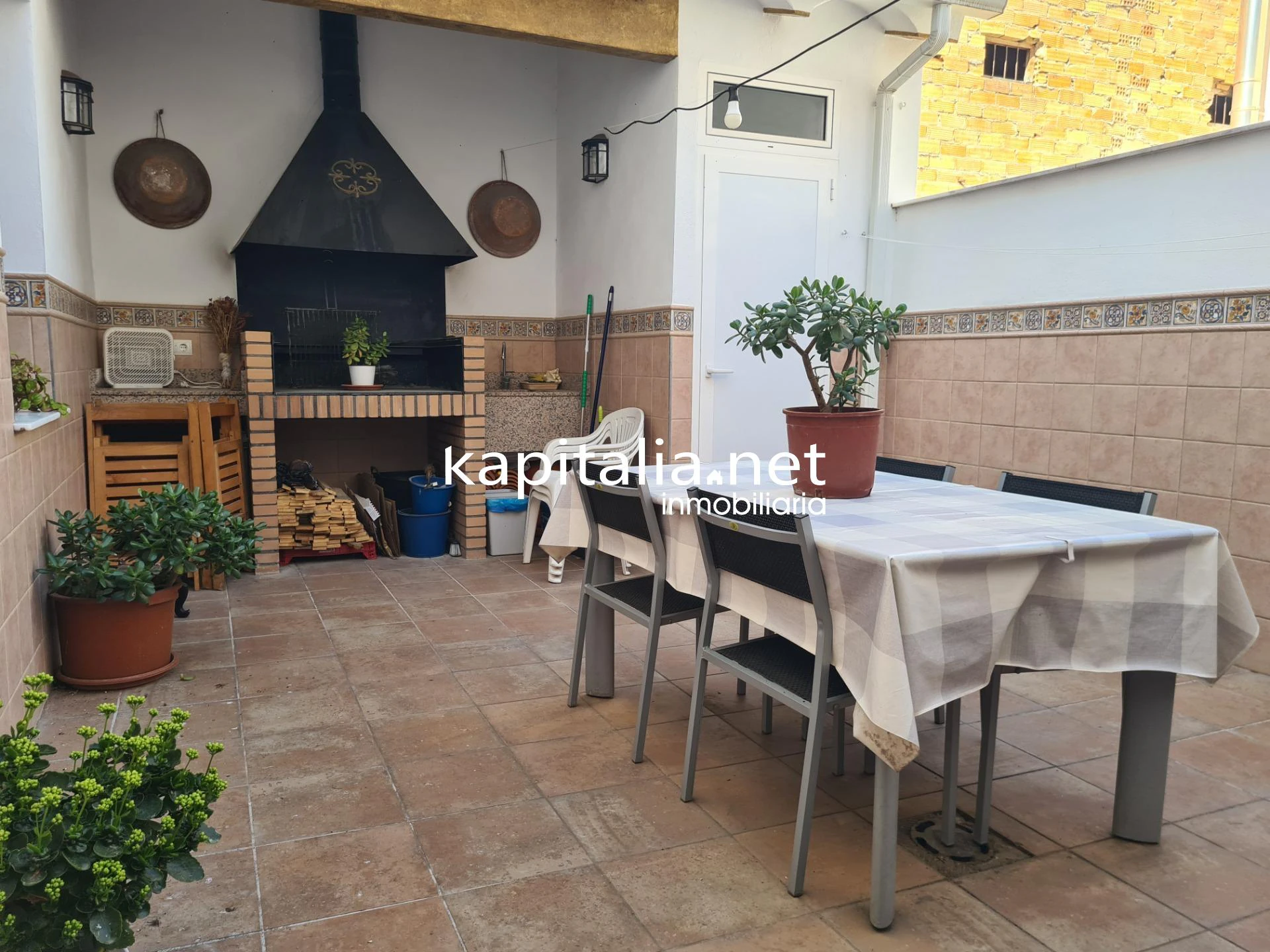 10414 - PISO EN EXCLUSIVA EN AYELO CON PATIO Y BARBACOA.