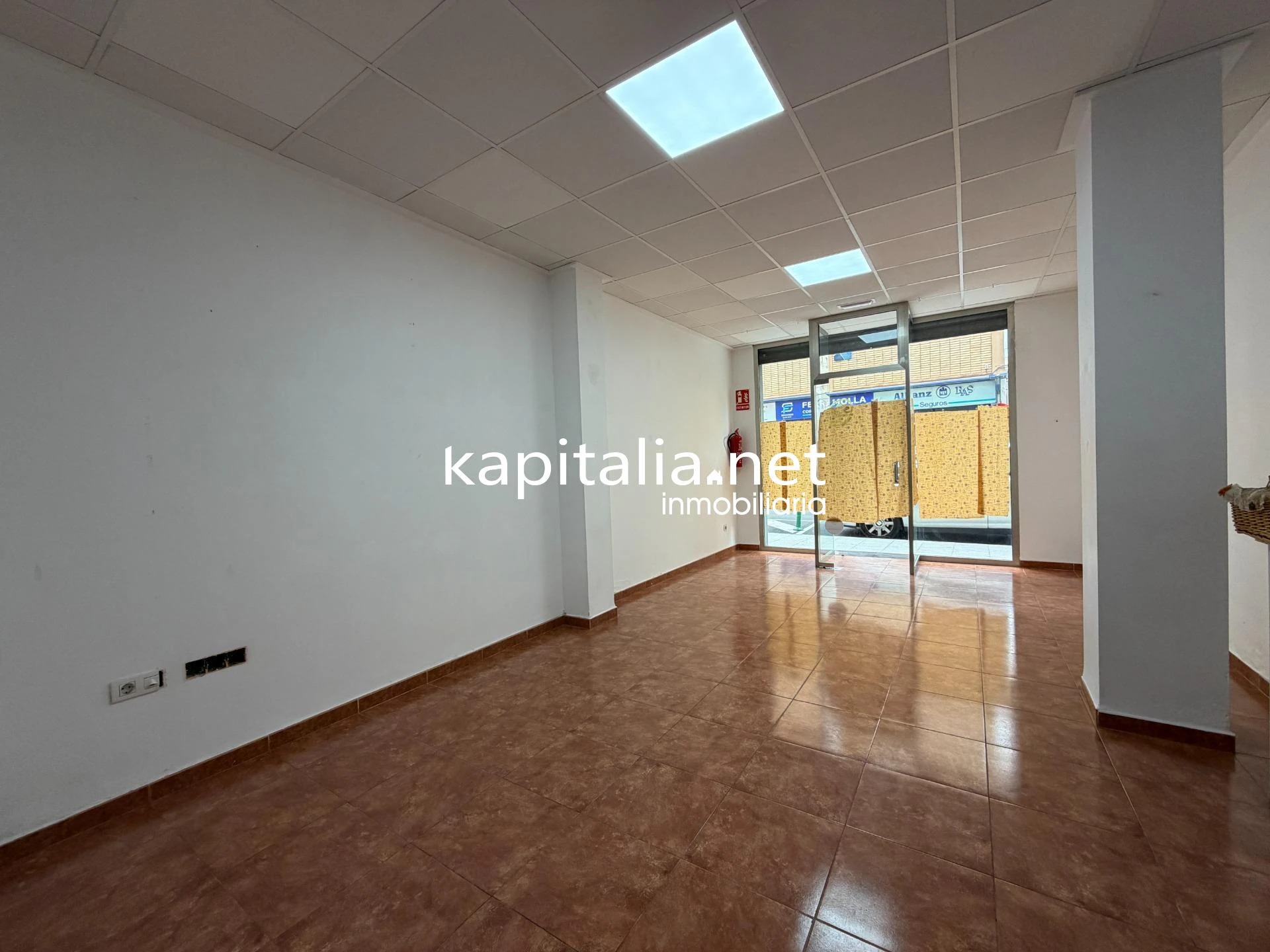 10427 - LOCAL EN EXCLUSIVA EN KAPITALIA EN PLENO CENTRO DE ONTINYENT.