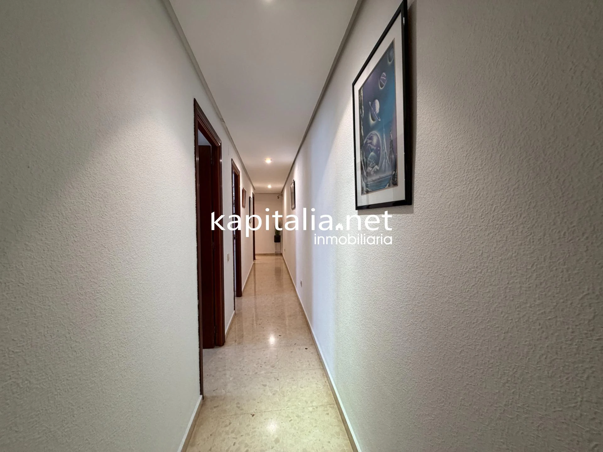10439 - ACOGEDOR PISO EN AMPLIA AVENIDA EN EXCLUSIVA EN KAPITALIA!!.