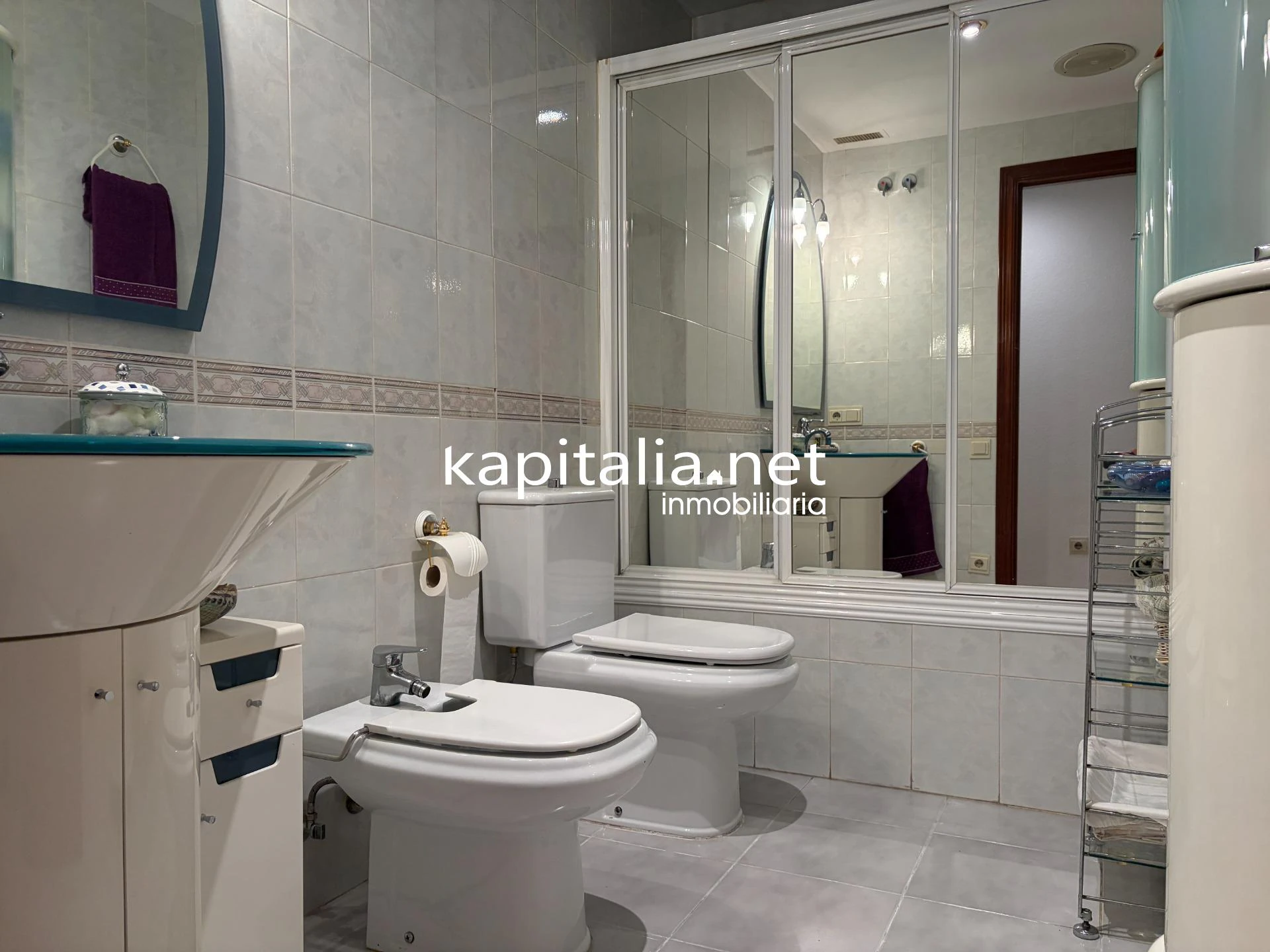 10439 - ACOGEDOR PISO EN AMPLIA AVENIDA EN EXCLUSIVA EN KAPITALIA!!.
