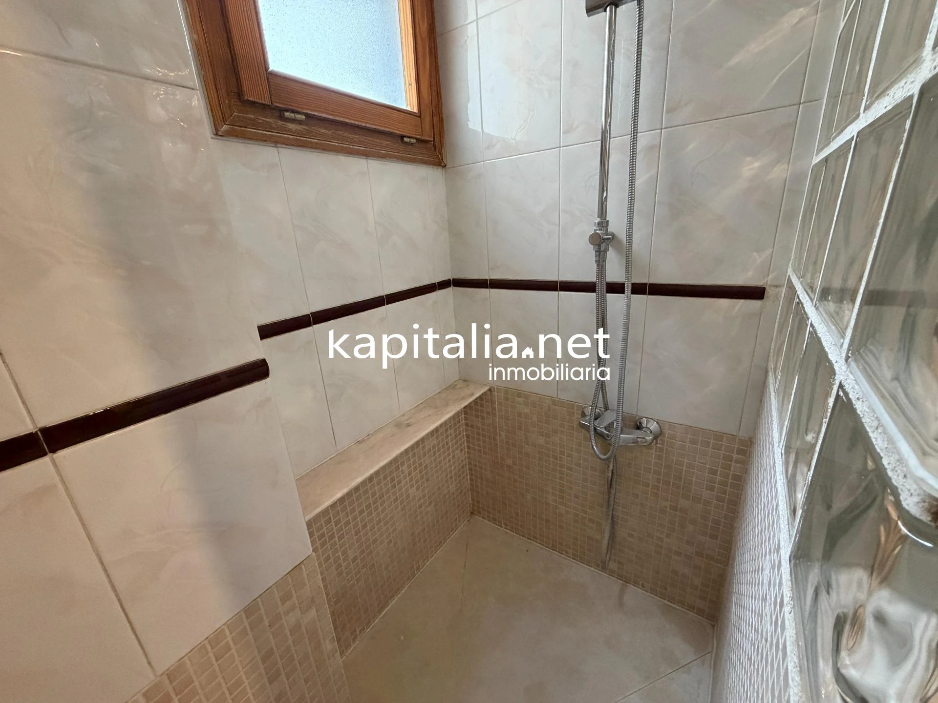 10439 - ACOGEDOR PISO EN AMPLIA AVENIDA EN EXCLUSIVA EN KAPITALIA!!.