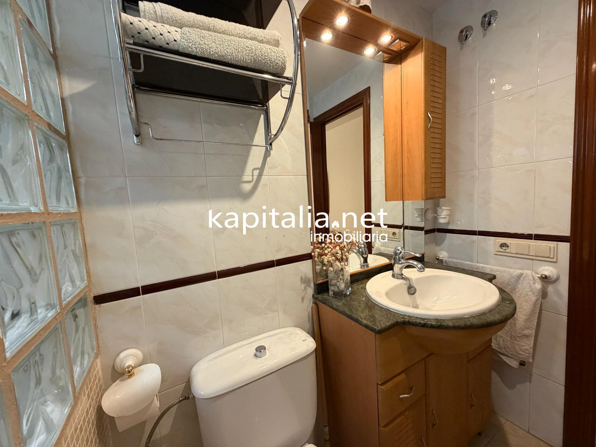 10439 - ACOGEDOR PISO EN AMPLIA AVENIDA EN EXCLUSIVA EN KAPITALIA!!.