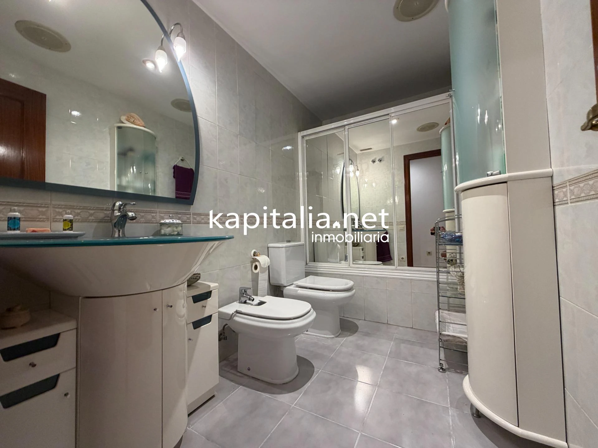 10439 - ACOGEDOR PISO EN AMPLIA AVENIDA EN EXCLUSIVA EN KAPITALIA!!.