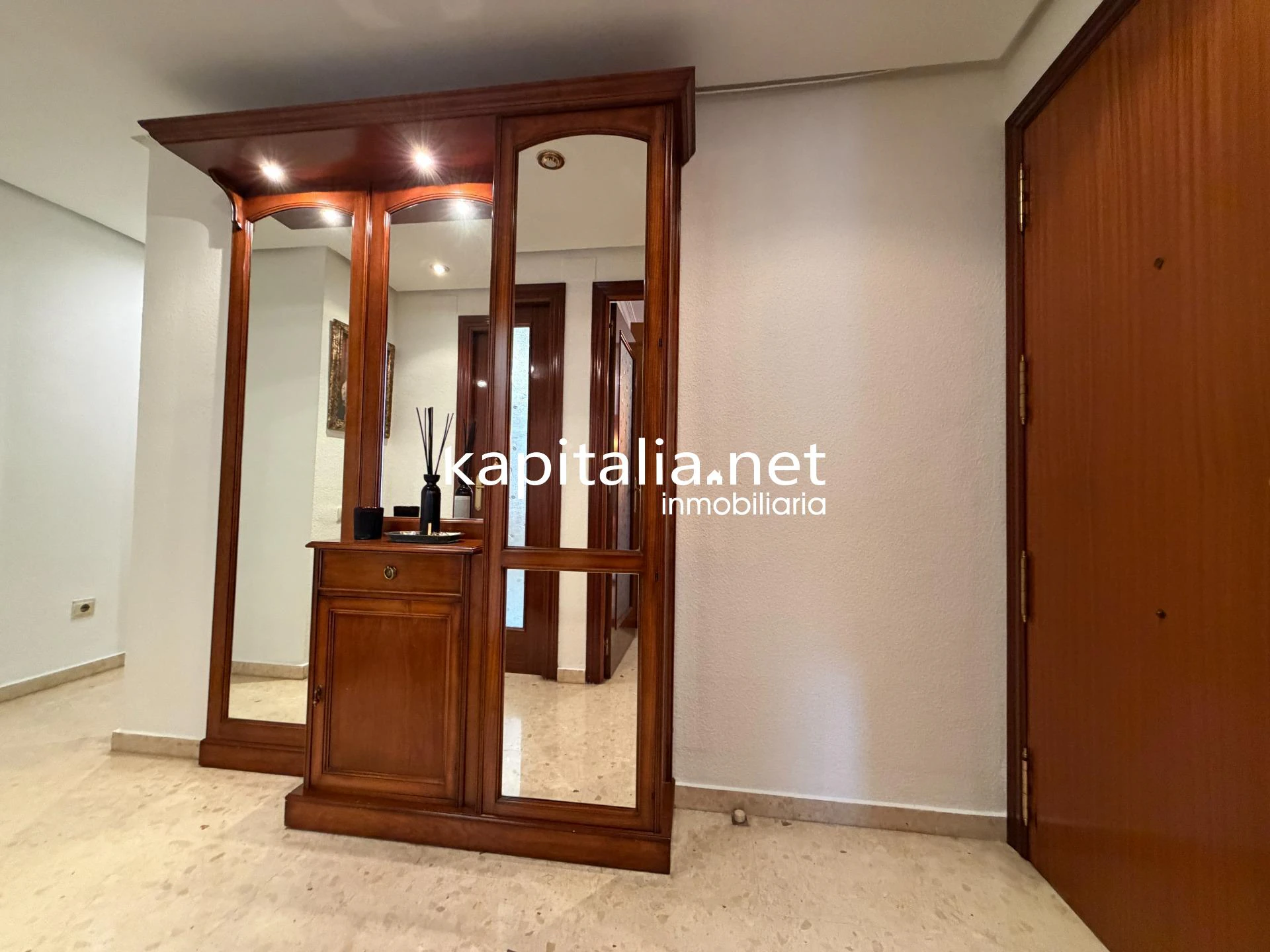 10439 - ACOGEDOR PISO EN AMPLIA AVENIDA EN EXCLUSIVA EN KAPITALIA!!.