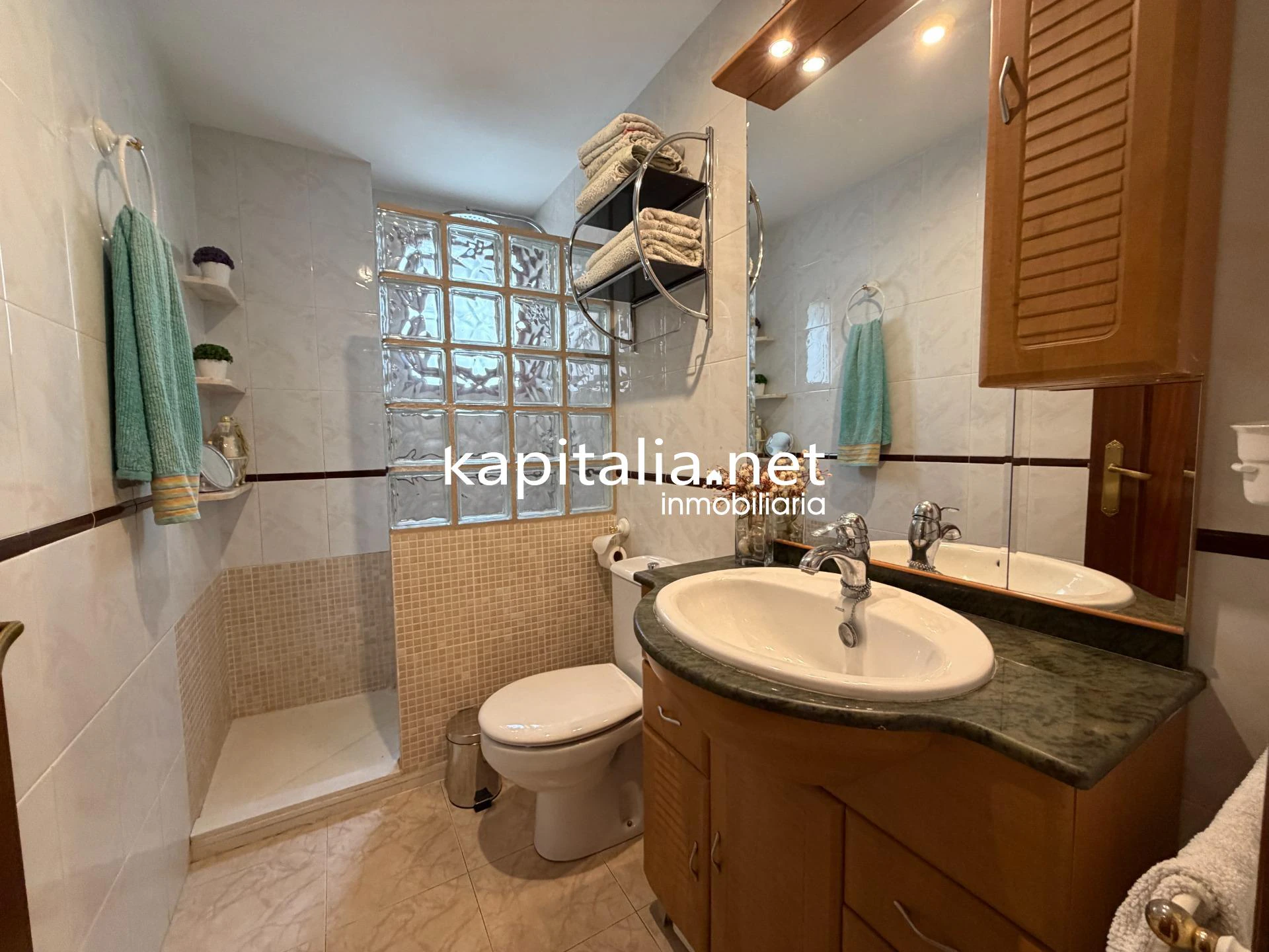 10439 - ACOGEDOR PISO EN AMPLIA AVENIDA EN EXCLUSIVA EN KAPITALIA!!.