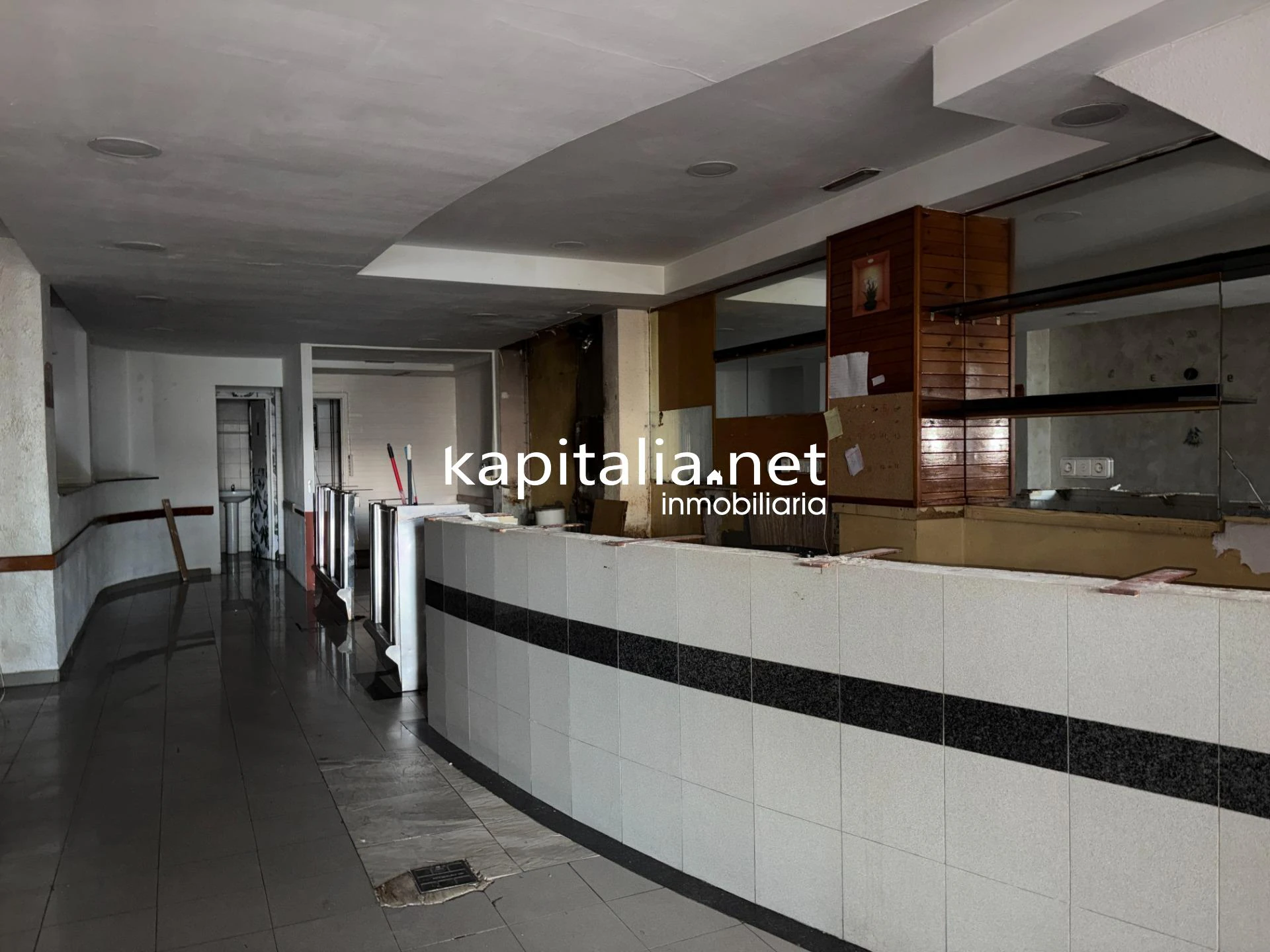 10443 - LOCAL EN VENTA EN PLENA AVENIDA DE XÀTIVA