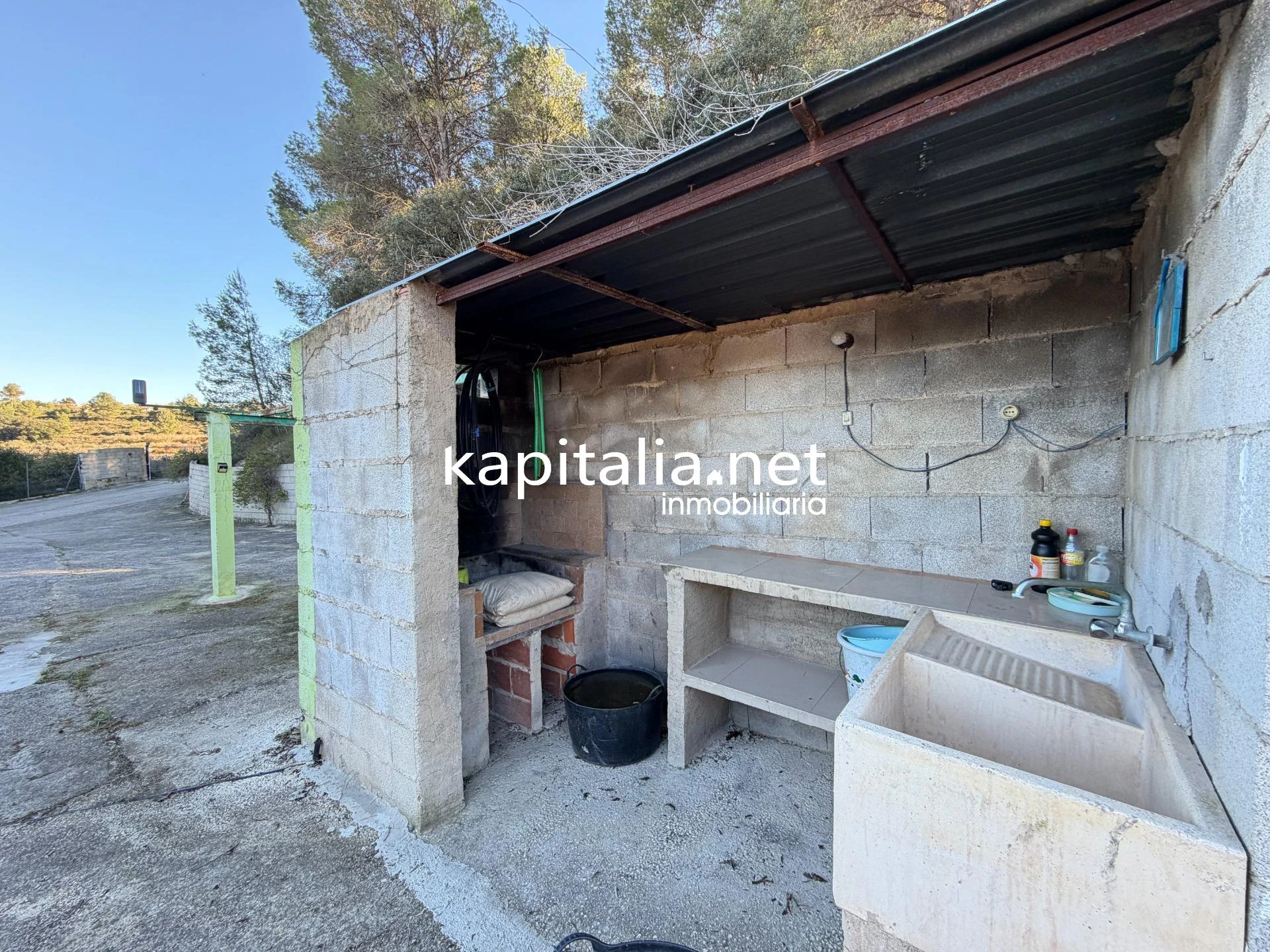 Casa con explotación agrícola en desuso
