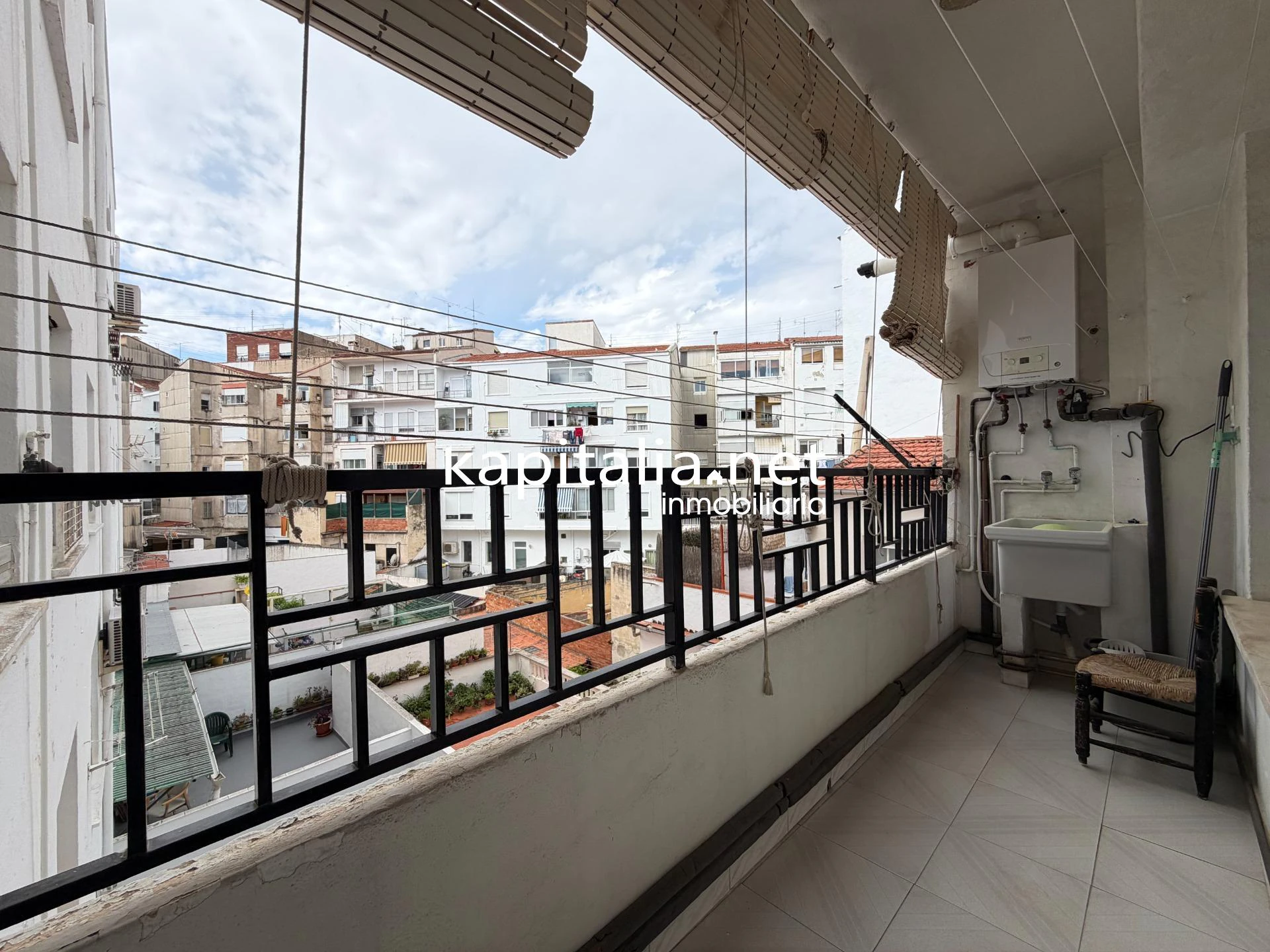 Vive a lo grande en Santa Rosa: 3º con ascensor, gran vestidor y terraza acogedora.