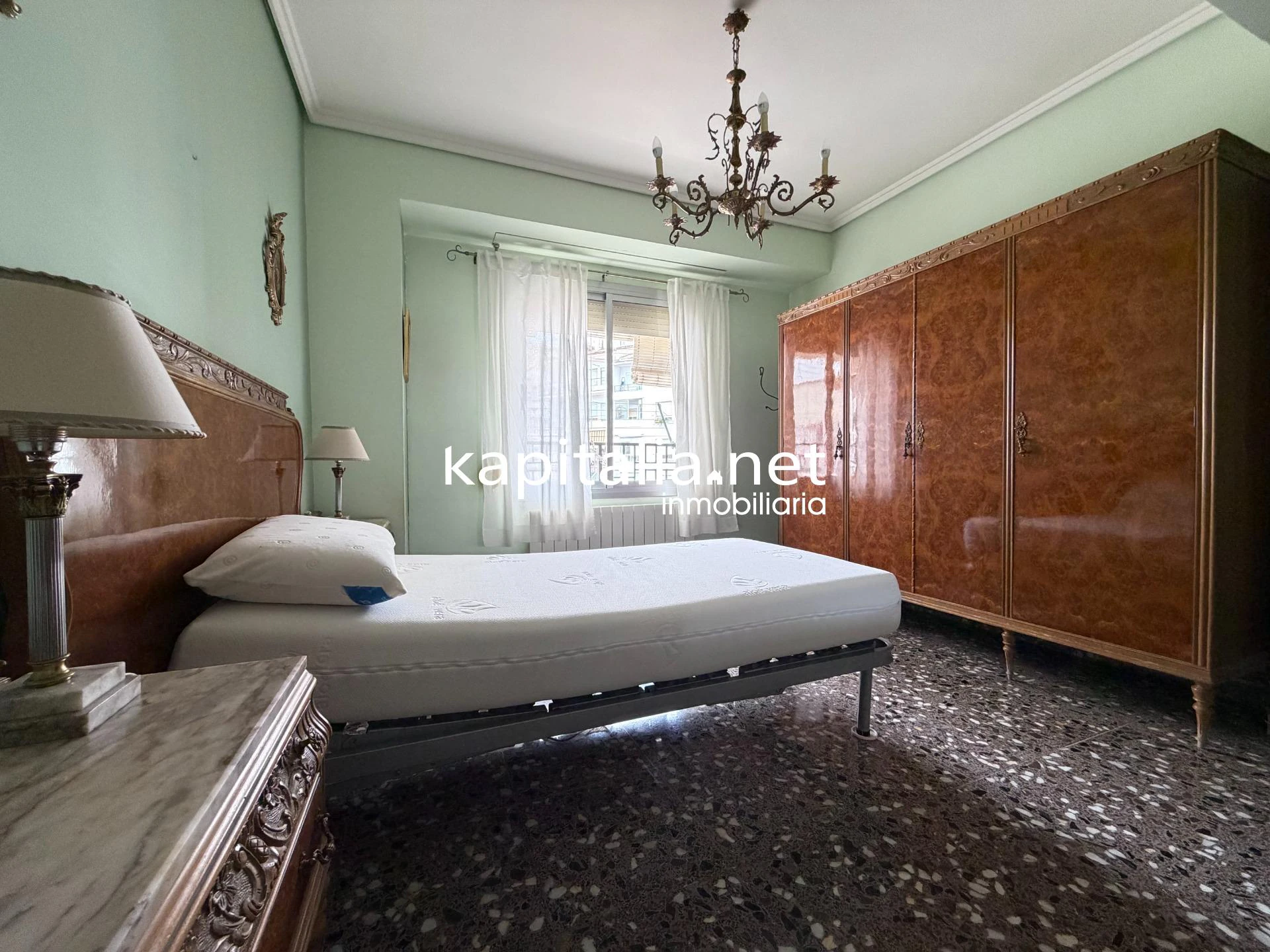 Vive a lo grande en Santa Rosa: 3º con ascensor, gran vestidor y terraza acogedora.