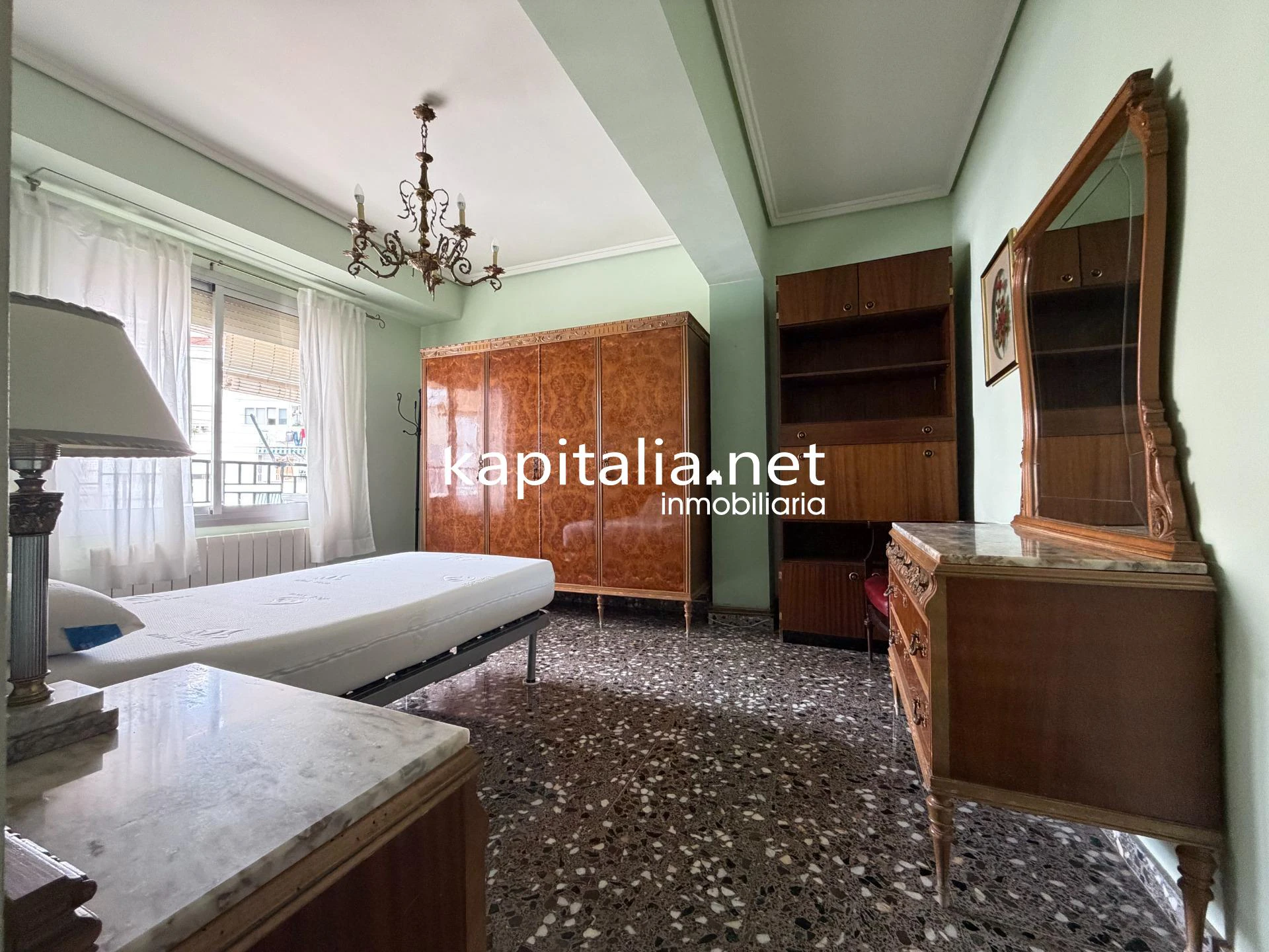 Vive a lo grande en Santa Rosa: 3º con ascensor, gran vestidor y terraza acogedora.
