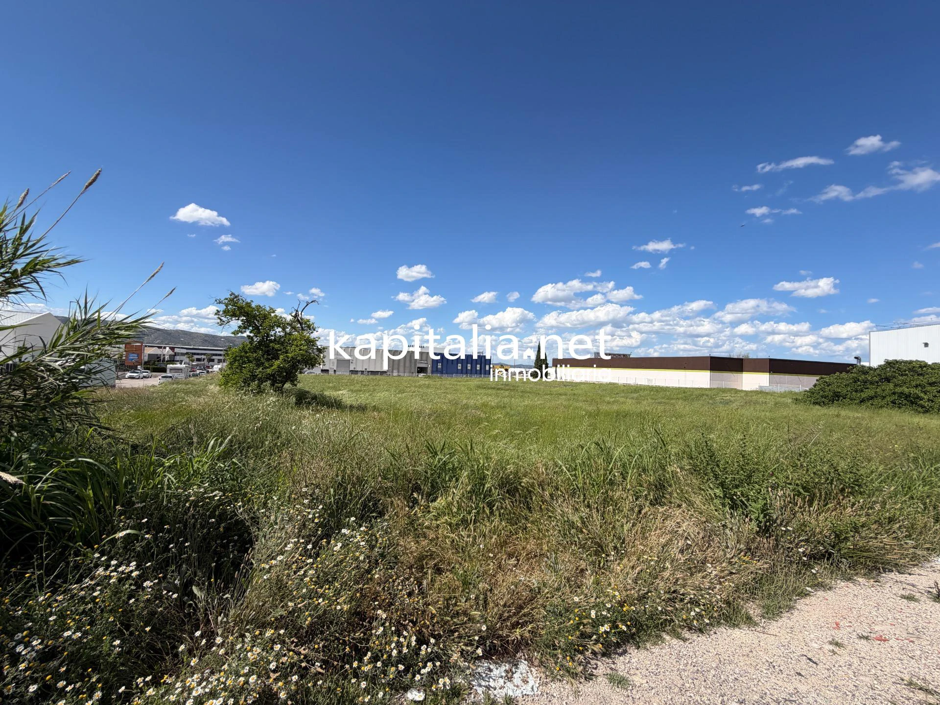 EN EXCLUSIVA PARCELA INDUSTRIAL MUY PRÓXIMA A LA AVENIDA DEL TEXTIL