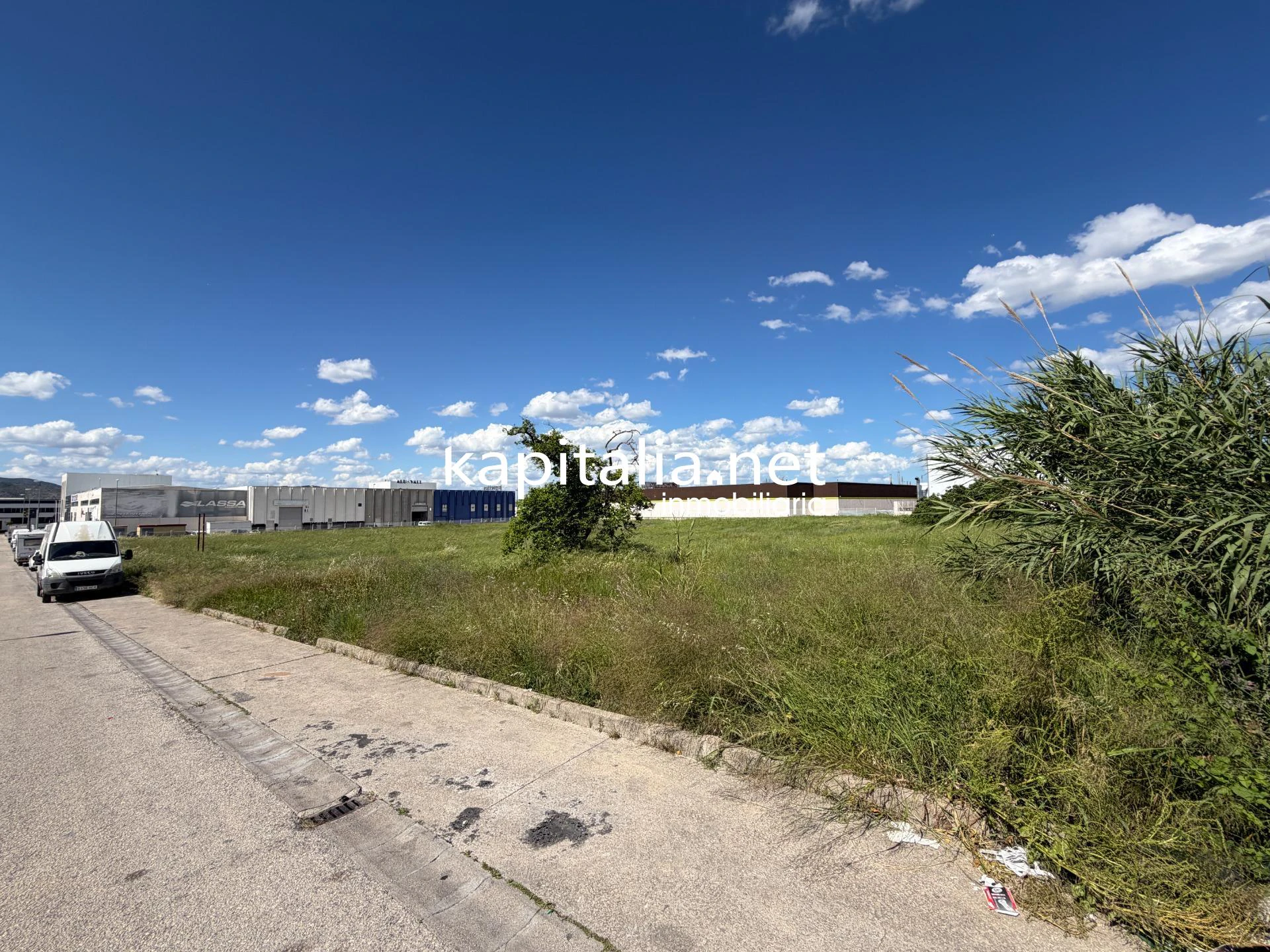EN EXCLUSIVA PARCELA INDUSTRIAL MUY PRÓXIMA A LA AVENIDA DEL TEXTIL