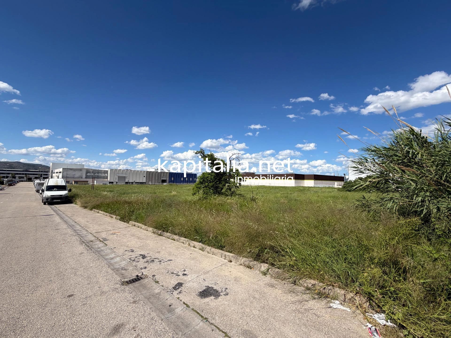 EN EXCLUSIVA PARCELA INDUSTRIAL MUY PRÓXIMA A LA AVENIDA DEL TEXTIL