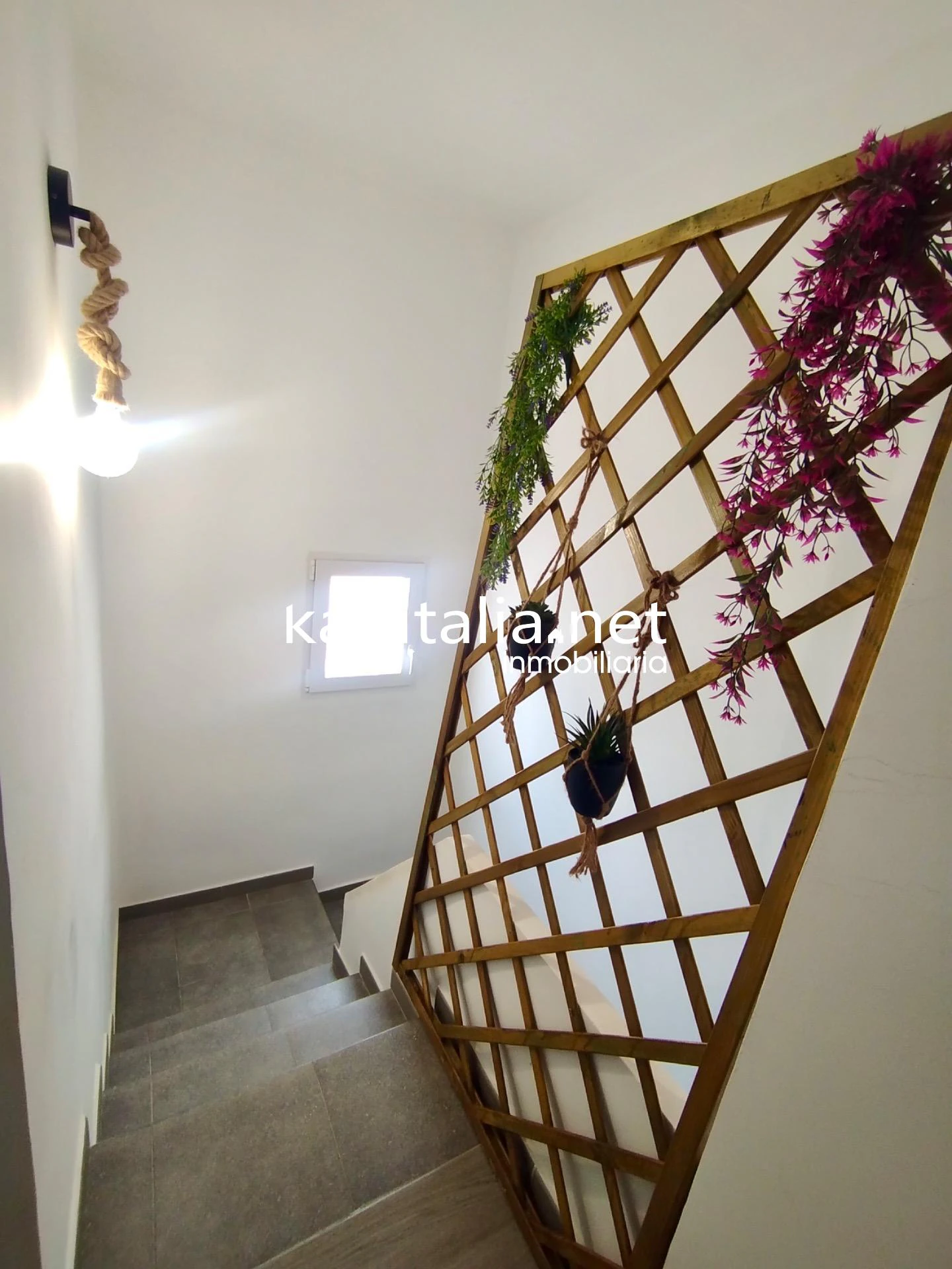 ¡Espectacular casa reformada practica con terraza, diseño y máxima tranquilidad!