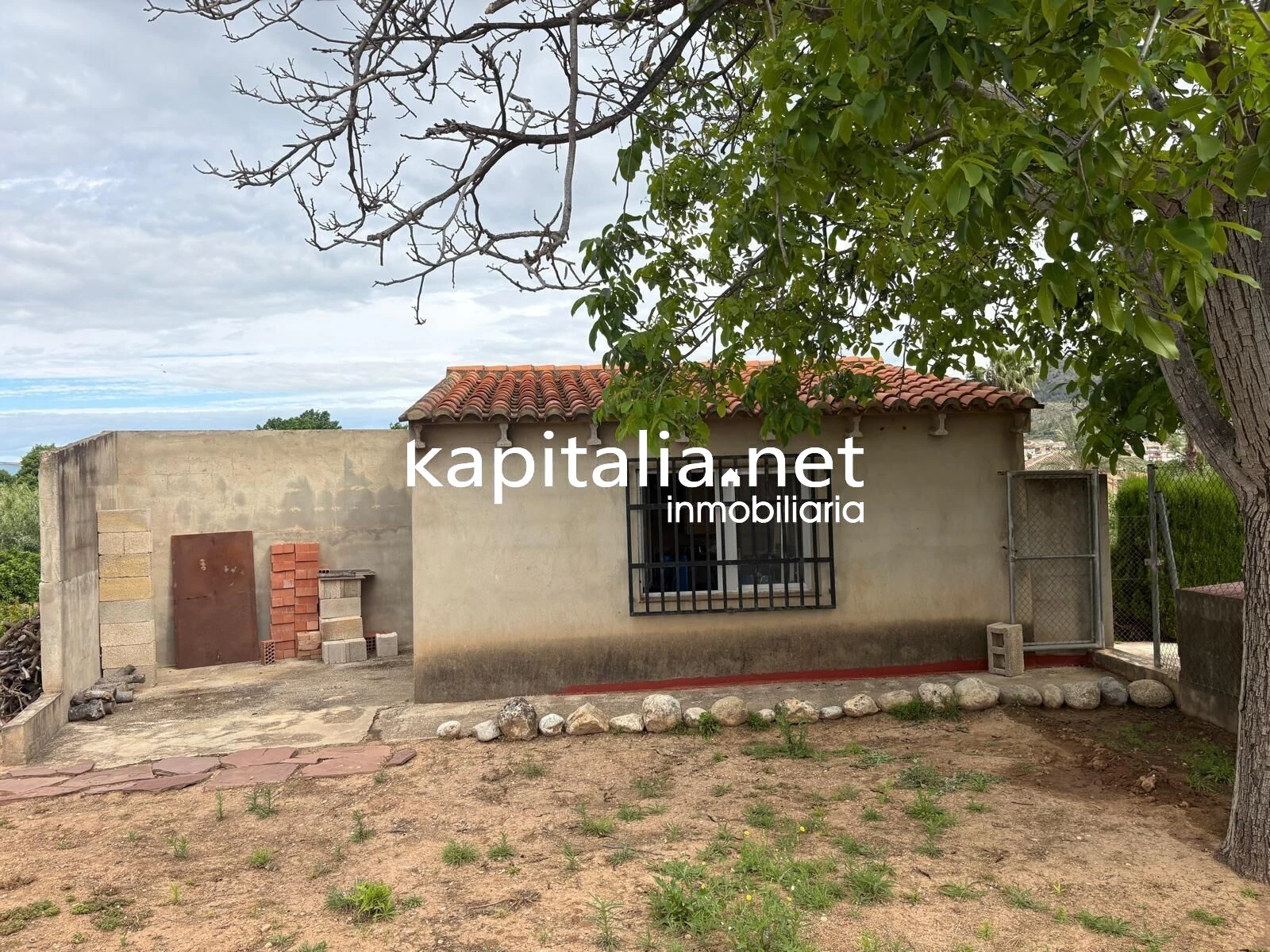 BONITO CHALET CON PISCINA, AGUA Y LUZ TOTALMENTE EQUIPADO A LA VENTA EN XATIVA