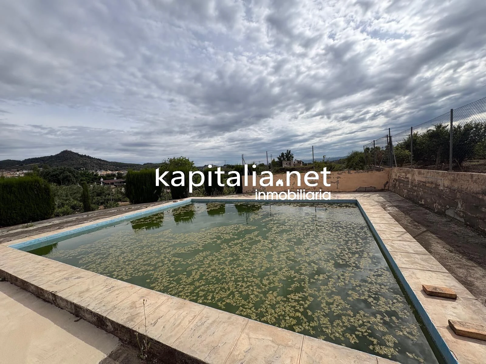 BONITO CHALET CON PISCINA, AGUA Y LUZ TOTALMENTE EQUIPADO A LA VENTA EN XATIVA