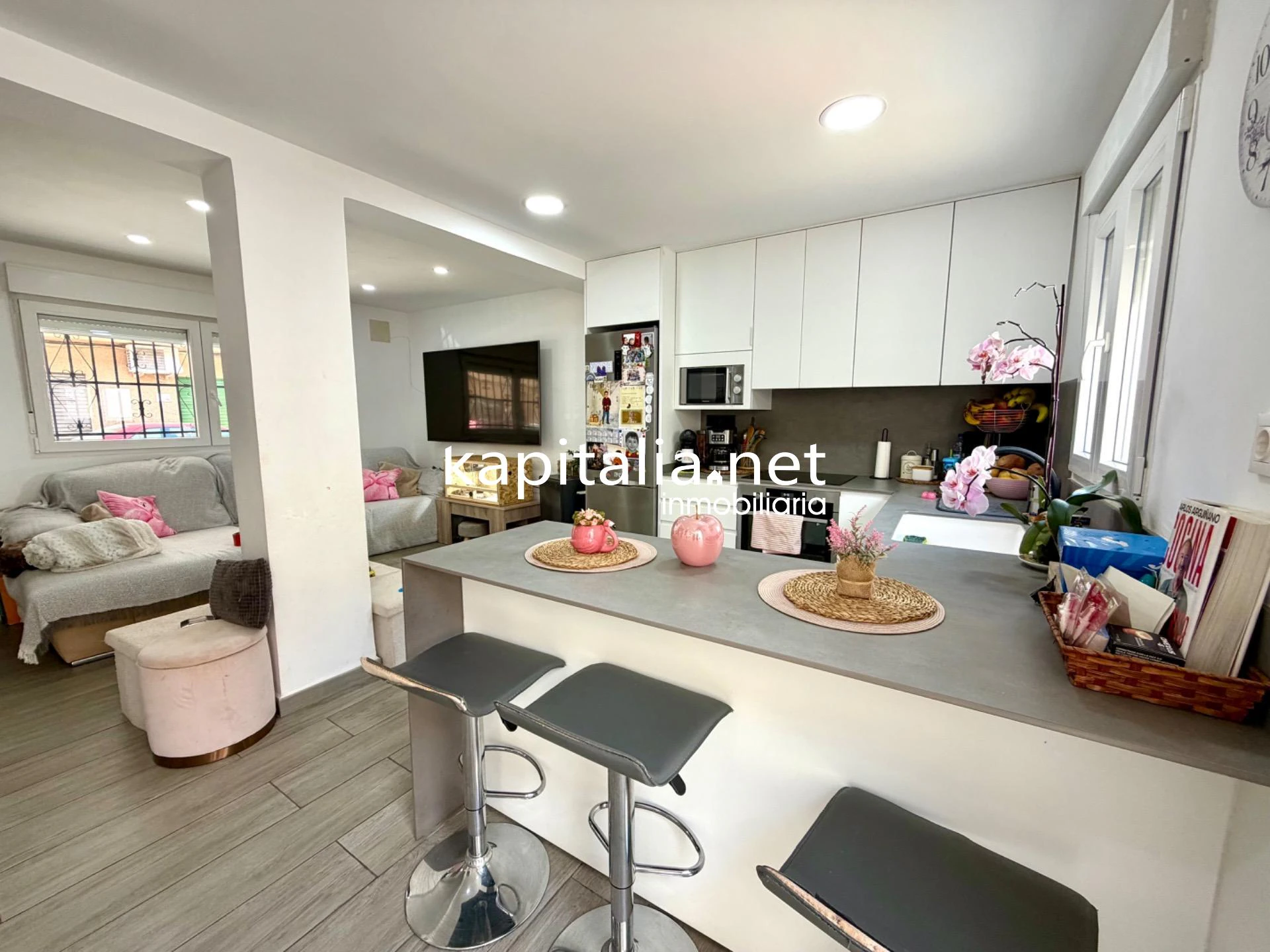 ¡Espectacular casa reformada practica con terraza, diseño y máxima tranquilidad!