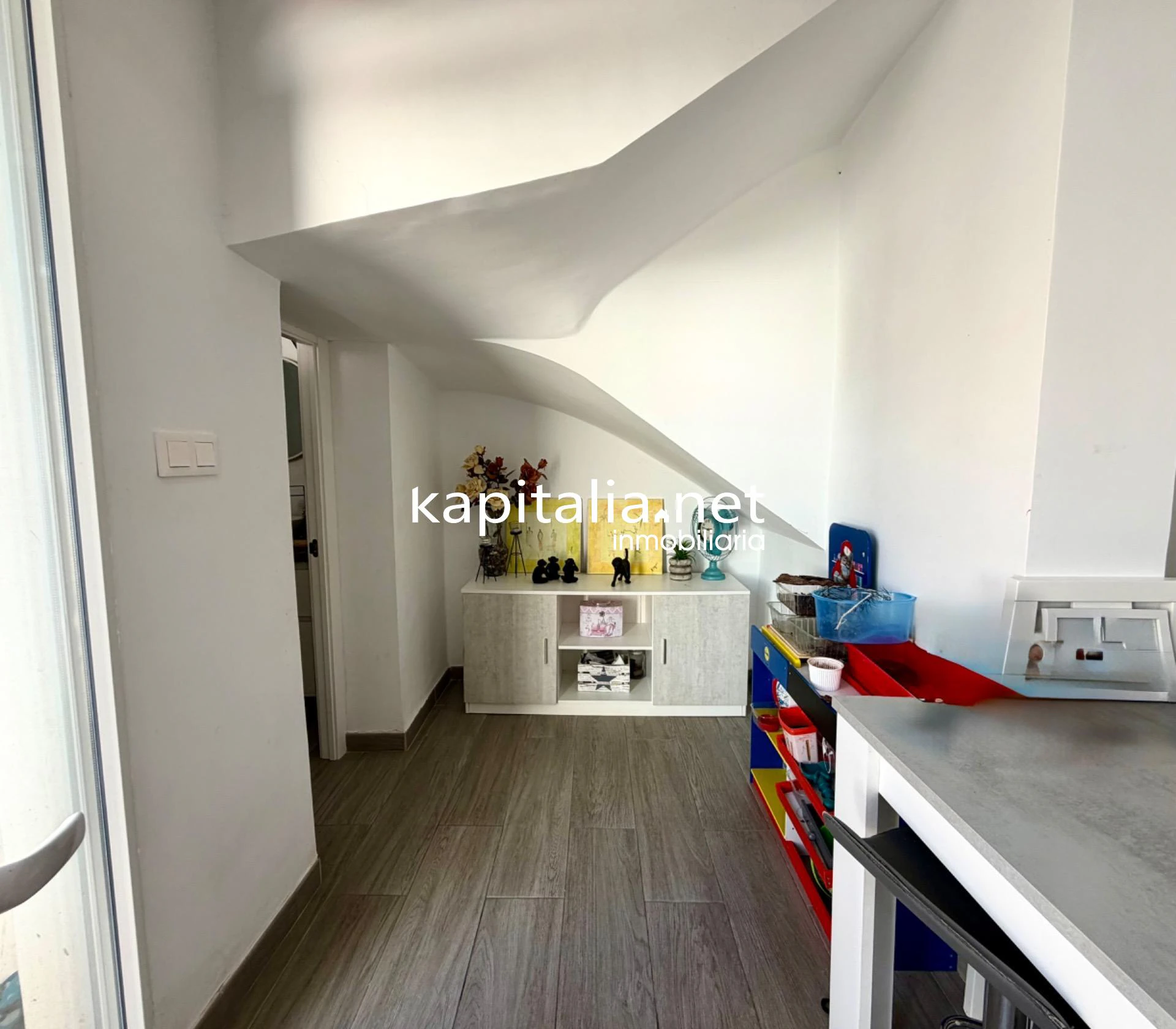 ¡Espectacular casa reformada practica con terraza, diseño y máxima tranquilidad!