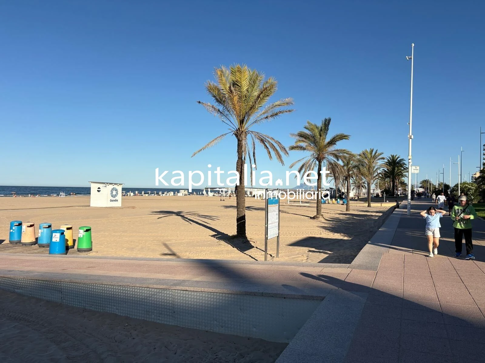 MAGNIFICO APARTAMENTO A LA VENTA EN PRIMERA LINEA DE LA PLAYA DE GANDIA TOTALMENTE EQUIPADO Y CON GARAJE PRIVADO