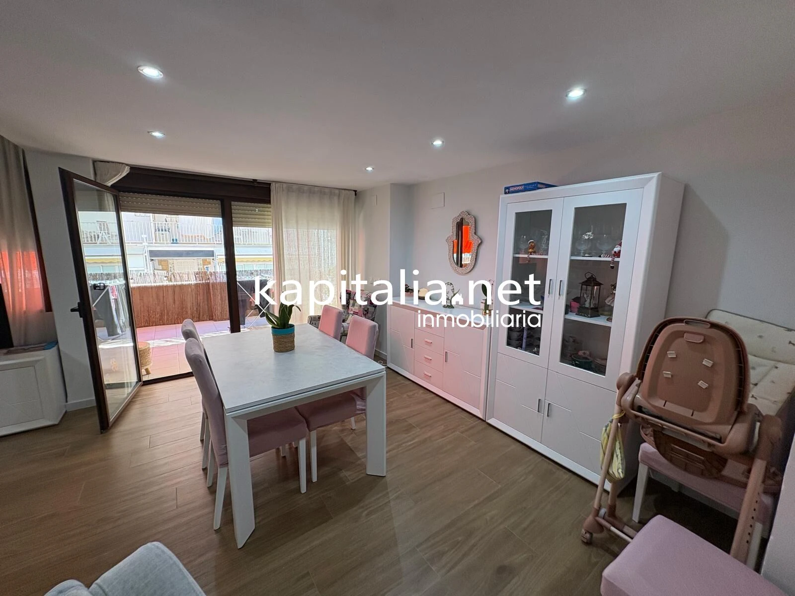 MAGNIFICO APARTAMENTO A LA VENTA EN PRIMERA LINEA DE LA PLAYA DE GANDIA TOTALMENTE EQUIPADO Y CON GARAJE PRIVADO