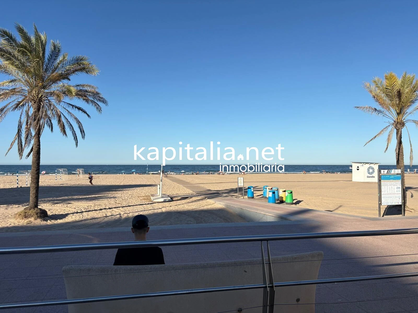MAGNIFICO APARTAMENTO A LA VENTA EN PRIMERA LINEA DE LA PLAYA DE GANDIA TOTALMENTE EQUIPADO Y CON GARAJE PRIVADO
