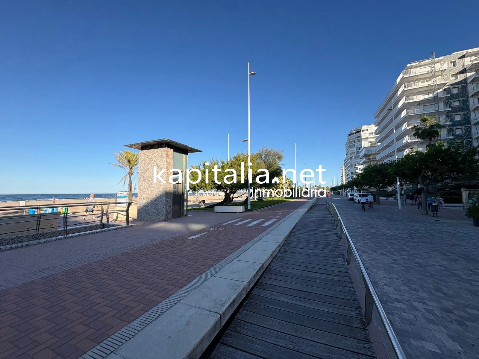 MAGNIFICO APARTAMENTO A LA VENTA EN PRIMERA LINEA DE LA PLAYA DE GANDIA TOTALMENTE EQUIPADO Y CON GARAJE PRIVADO