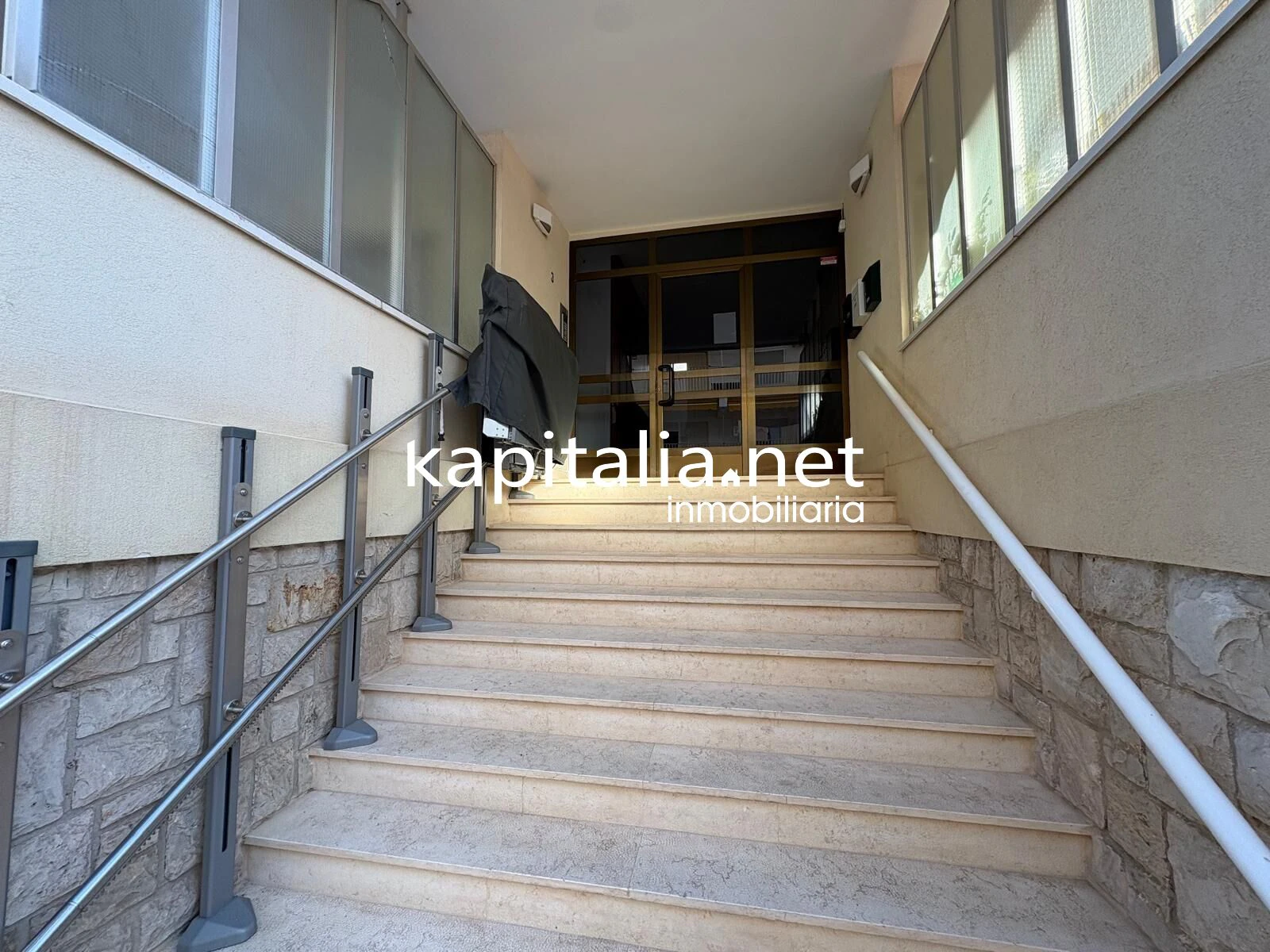 MAGNIFICO APARTAMENTO A LA VENTA EN PRIMERA LINEA DE LA PLAYA DE GANDIA TOTALMENTE EQUIPADO Y CON GARAJE PRIVADO