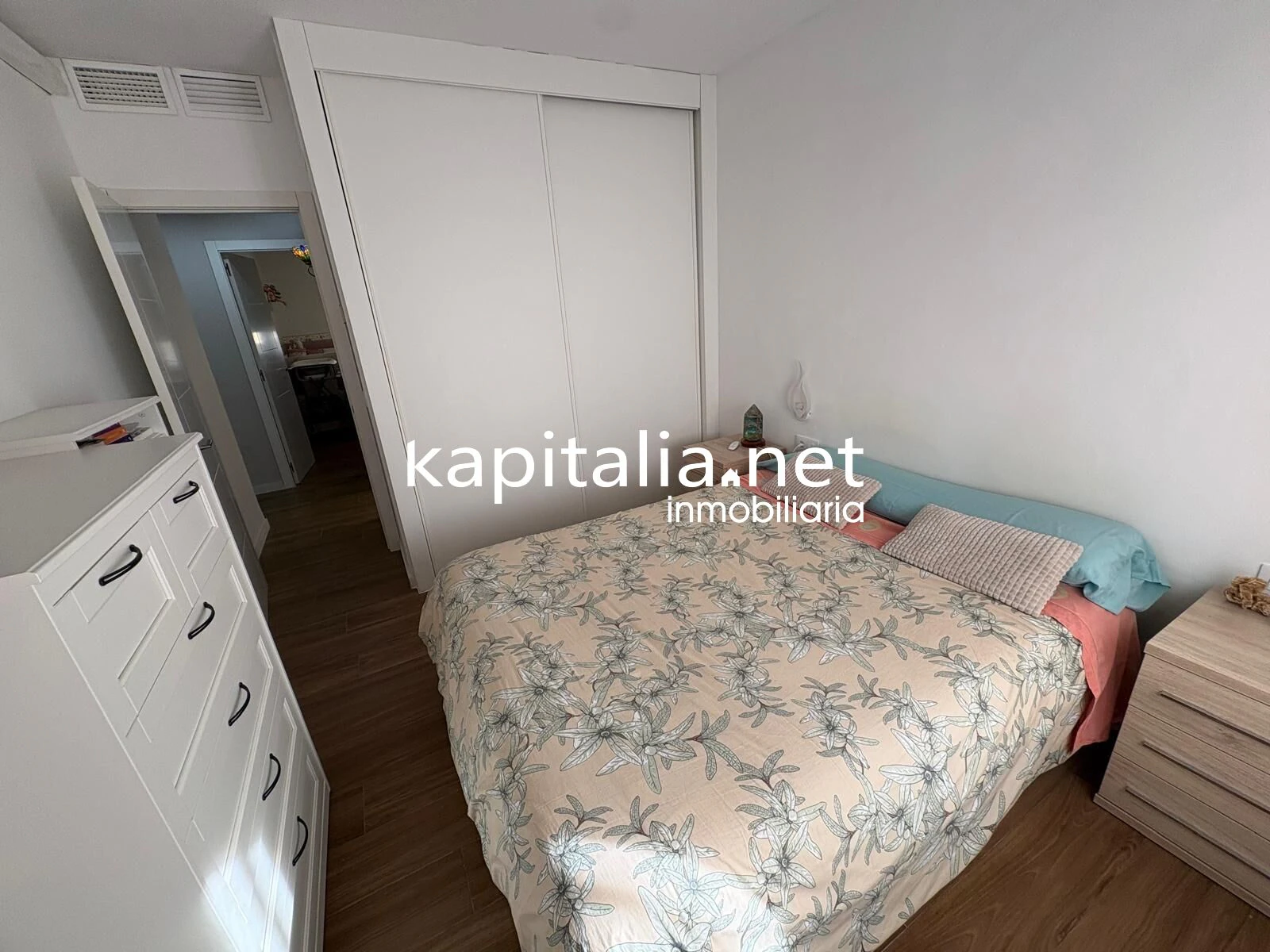 MAGNIFICO APARTAMENTO A LA VENTA EN PRIMERA LINEA DE LA PLAYA DE GANDIA TOTALMENTE EQUIPADO Y CON GARAJE PRIVADO