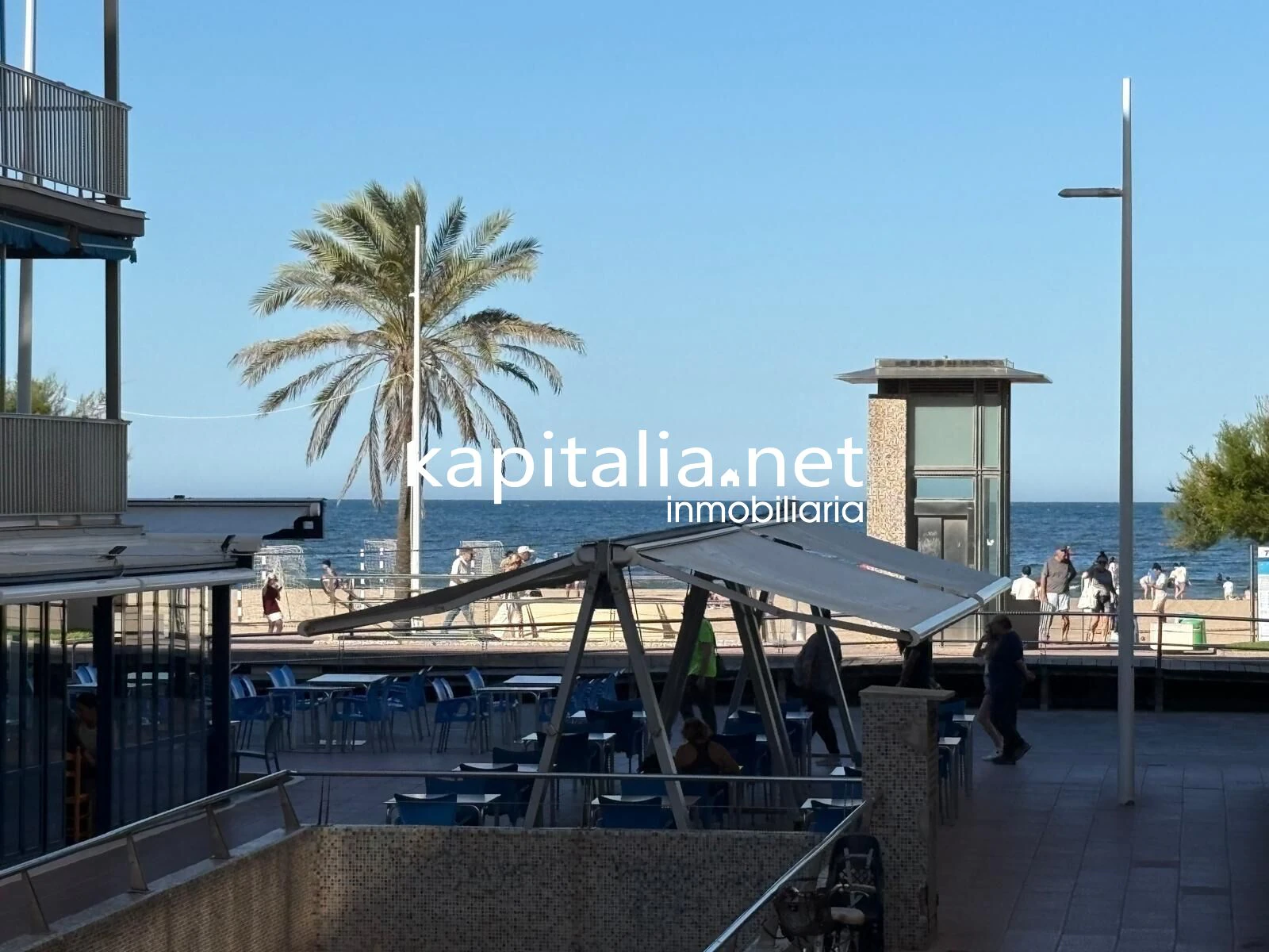 MAGNIFICO APARTAMENTO A LA VENTA EN PRIMERA LINEA DE LA PLAYA DE GANDIA TOTALMENTE EQUIPADO Y CON GARAJE PRIVADO