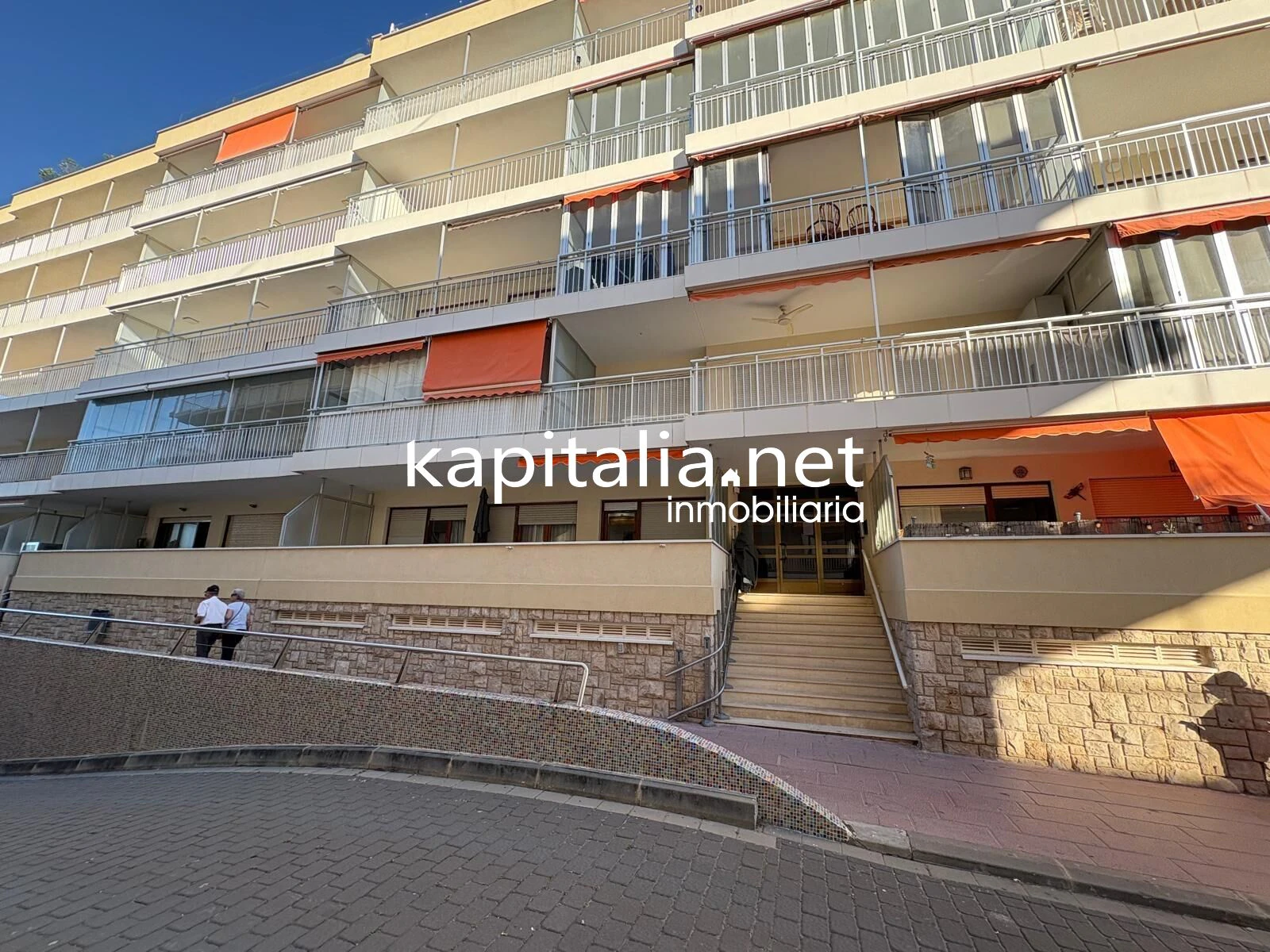 MAGNIFICO APARTAMENTO A LA VENTA EN PRIMERA LINEA DE LA PLAYA DE GANDIA TOTALMENTE EQUIPADO Y CON GARAJE PRIVADO