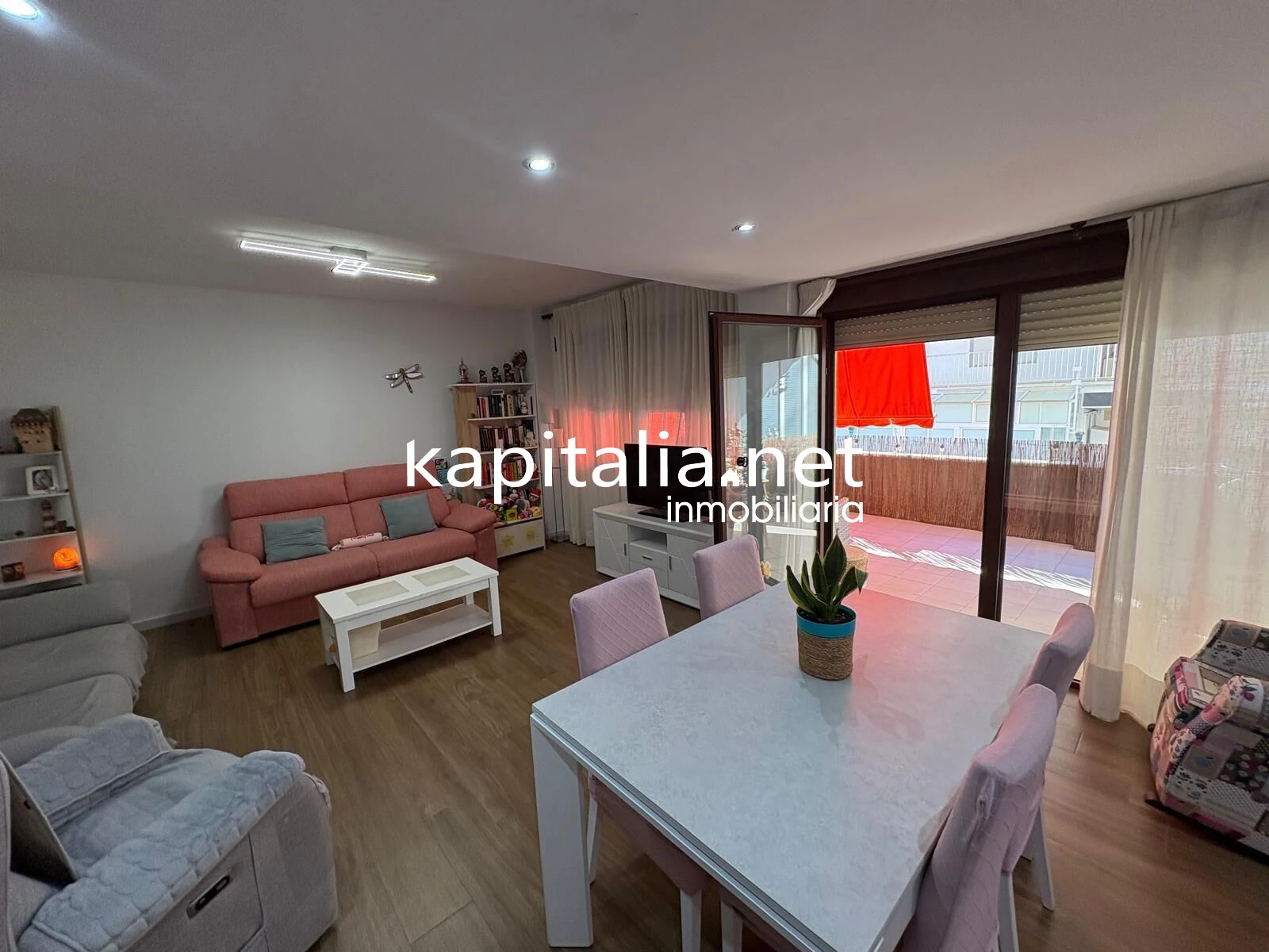 MAGNIFICO APARTAMENTO A LA VENTA EN PRIMERA LINEA DE LA PLAYA DE GANDIA TOTALMENTE EQUIPADO Y CON GARAJE PRIVADO