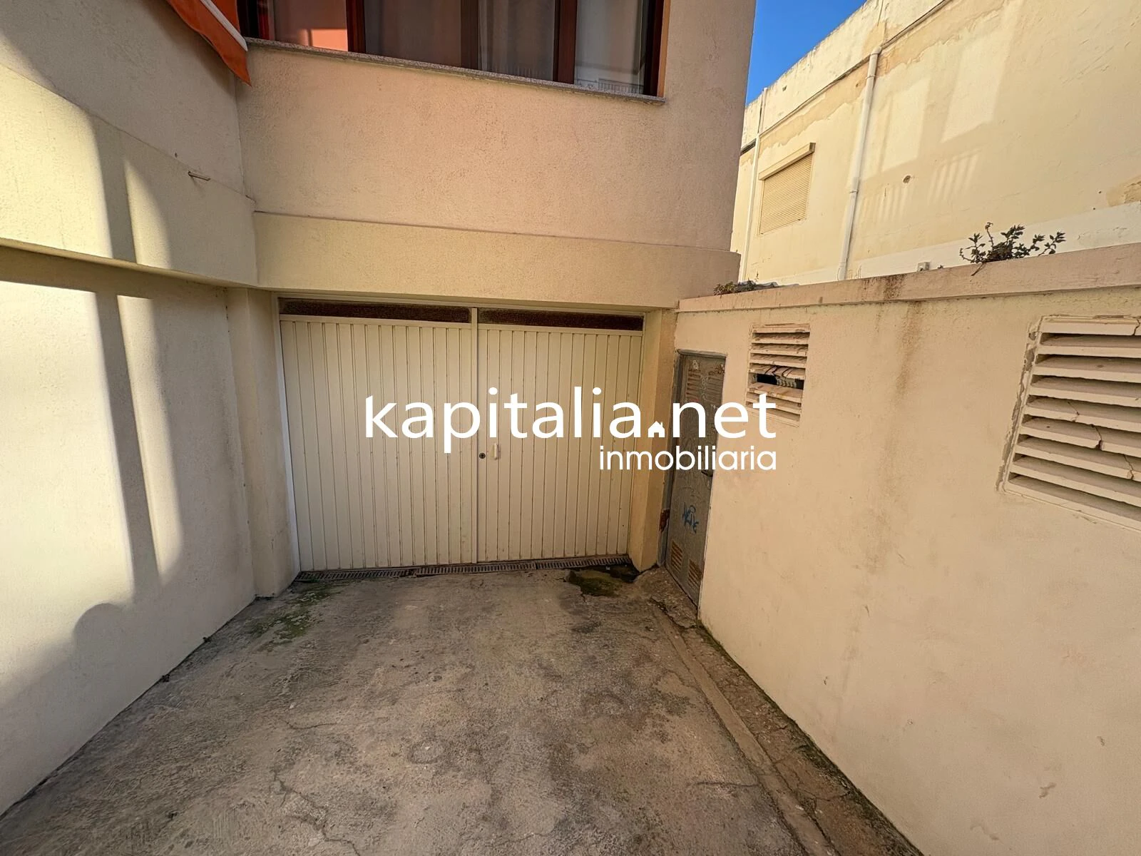 MAGNIFICO APARTAMENTO A LA VENTA EN PRIMERA LINEA DE LA PLAYA DE GANDIA TOTALMENTE EQUIPADO Y CON GARAJE PRIVADO