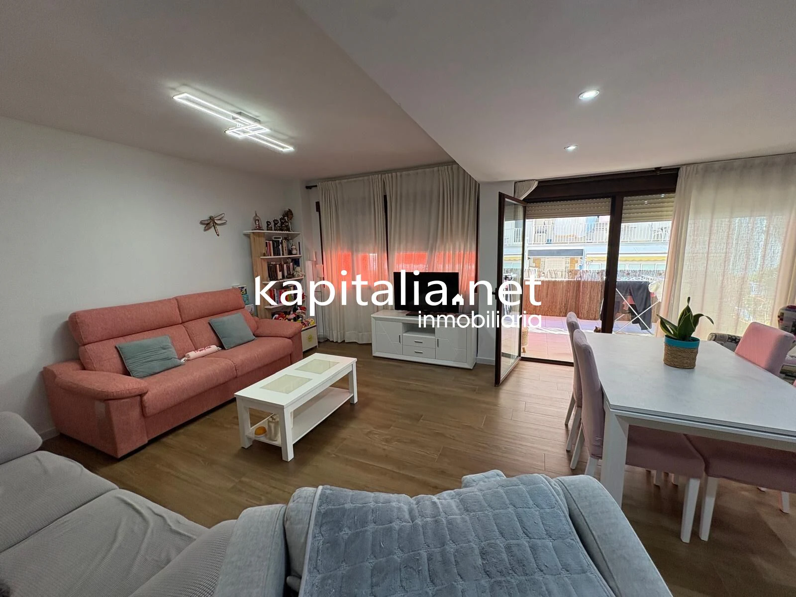 MAGNIFICO APARTAMENTO A LA VENTA EN PRIMERA LINEA DE LA PLAYA DE GANDIA TOTALMENTE EQUIPADO Y CON GARAJE PRIVADO