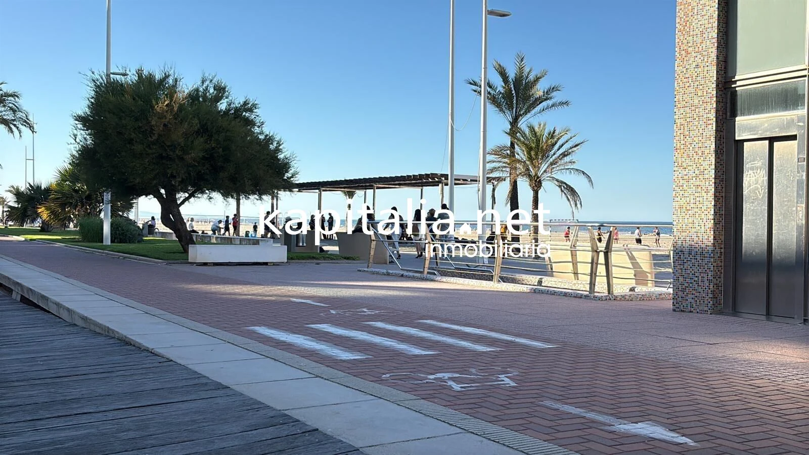 MAGNIFICO APARTAMENTO A LA VENTA EN PRIMERA LINEA DE LA PLAYA DE GANDIA TOTALMENTE EQUIPADO Y CON GARAJE PRIVADO