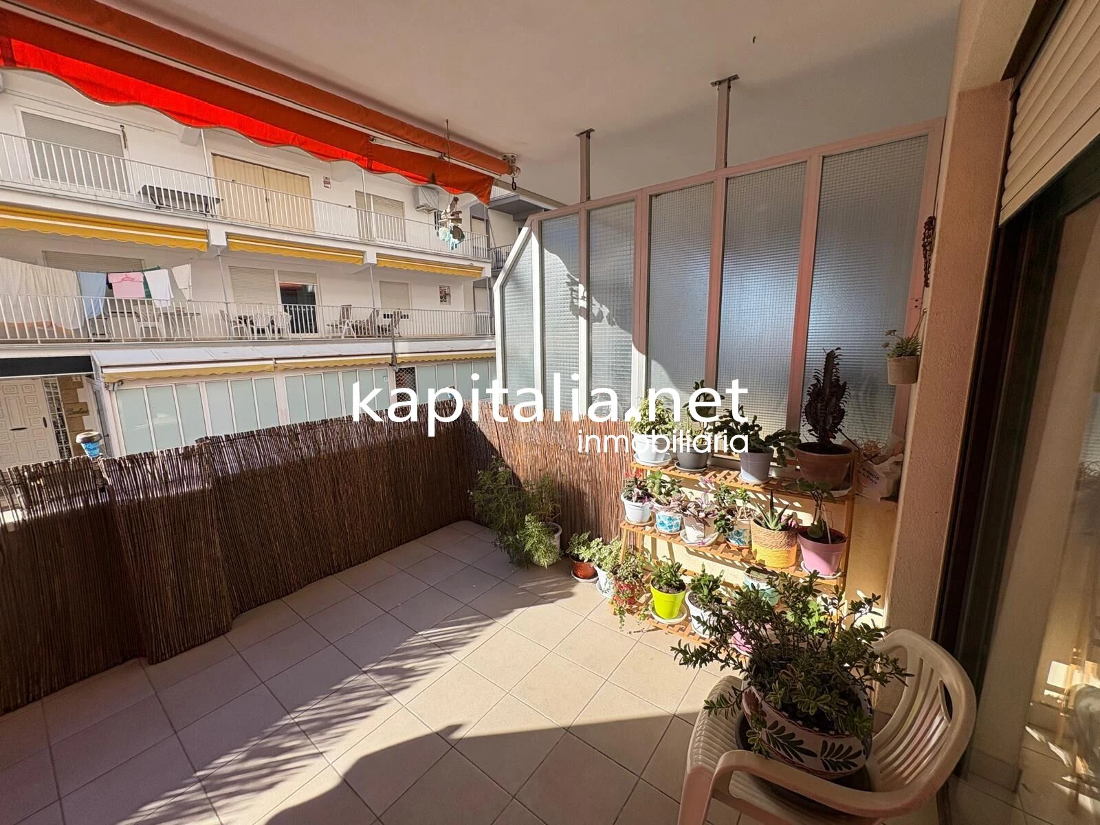 MAGNIFICO APARTAMENTO A LA VENTA EN PRIMERA LINEA DE LA PLAYA DE GANDIA TOTALMENTE EQUIPADO Y CON GARAJE PRIVADO