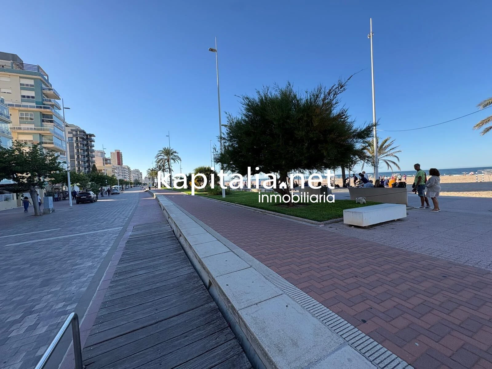 MAGNIFICO APARTAMENTO A LA VENTA EN PRIMERA LINEA DE LA PLAYA DE GANDIA TOTALMENTE EQUIPADO Y CON GARAJE PRIVADO