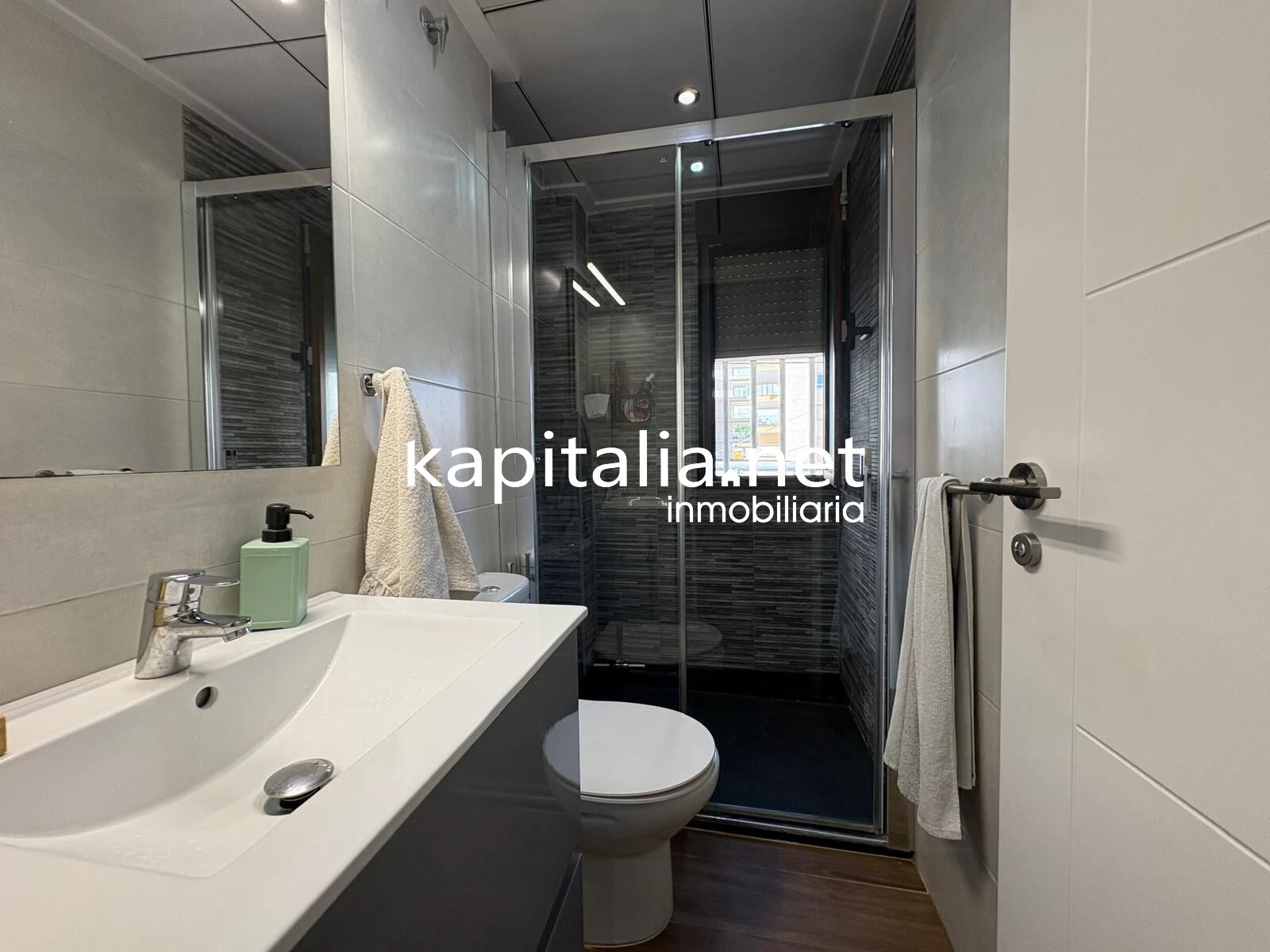 MAGNIFICO APARTAMENTO A LA VENTA EN PRIMERA LINEA DE LA PLAYA DE GANDIA TOTALMENTE EQUIPADO Y CON GARAJE PRIVADO