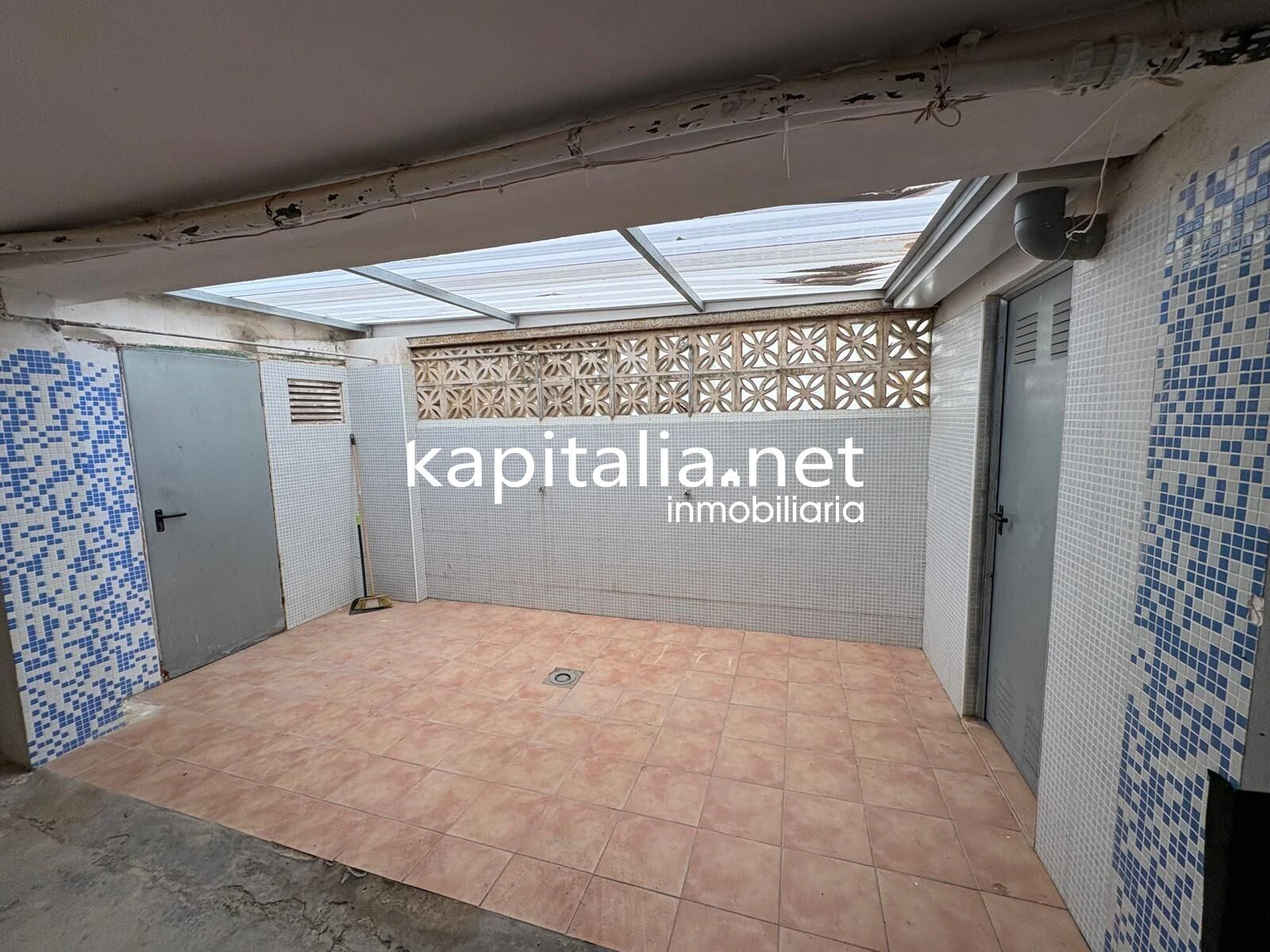 MAGNIFICO APARTAMENTO A LA VENTA EN PRIMERA LINEA DE LA PLAYA DE GANDIA TOTALMENTE EQUIPADO Y CON GARAJE PRIVADO