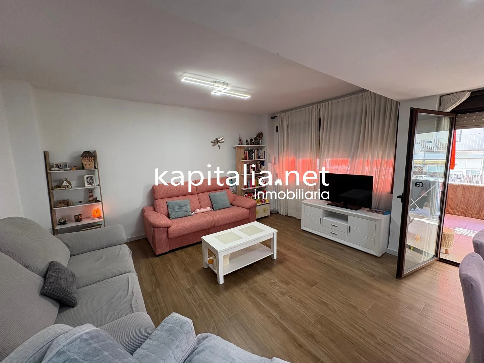 MAGNIFICO APARTAMENTO A LA VENTA EN PRIMERA LINEA DE LA PLAYA DE GANDIA TOTALMENTE EQUIPADO Y CON GARAJE PRIVADO