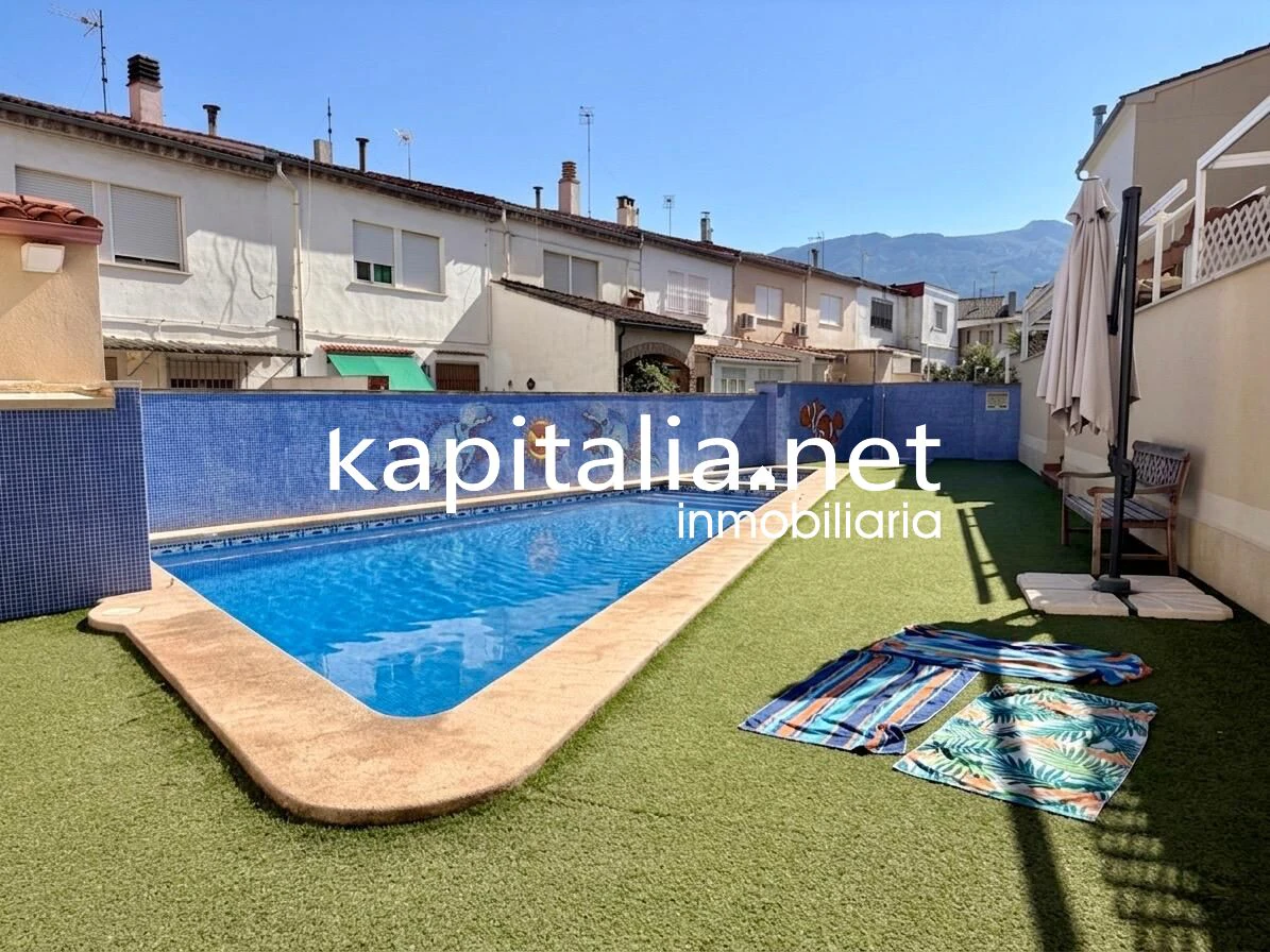 Bajo exterior con garaje, trastero y piscina ¡Listo para entrar a vivir y gastos mínimos!