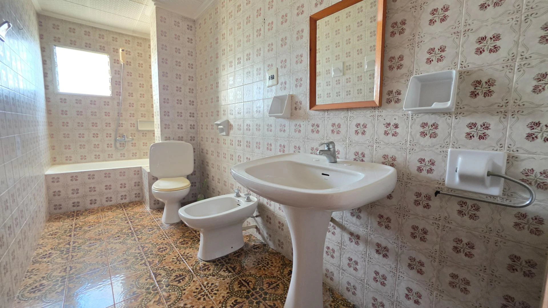 AMPLIA Y LUMINOSA VIVIENDA EN AVENIDA ALMAIG !!! EXCLUSIVA EN KAPITALIA!!!