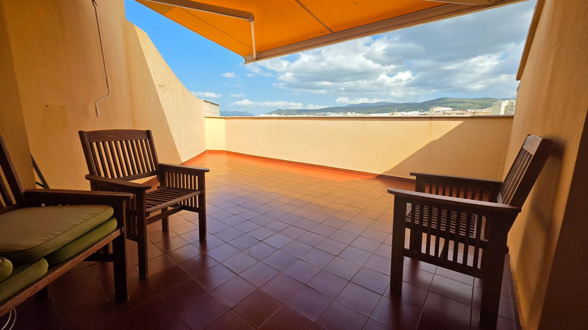 Amplia casa adosada en Ontinyent!!! con terraza y excelentes vistas!!!
