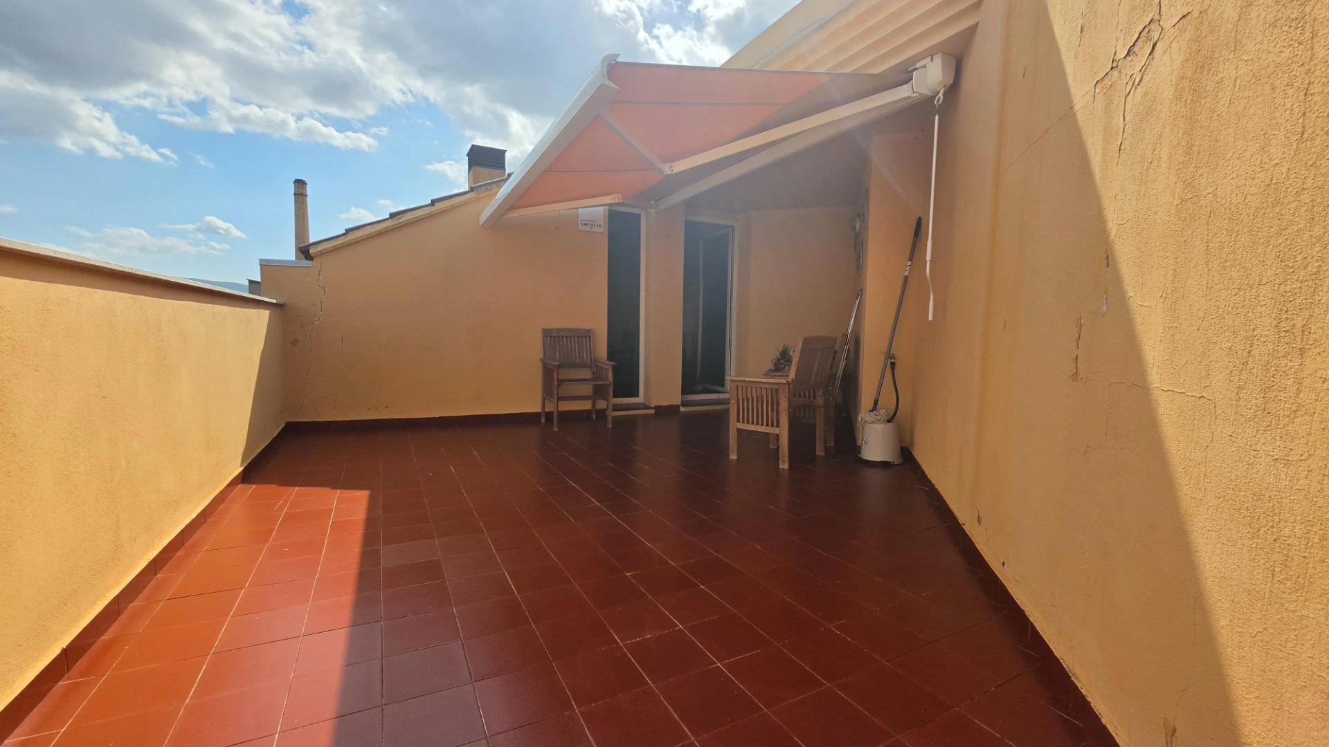 Amplia casa adosada en Ontinyent!!! con terraza y excelentes vistas!!!