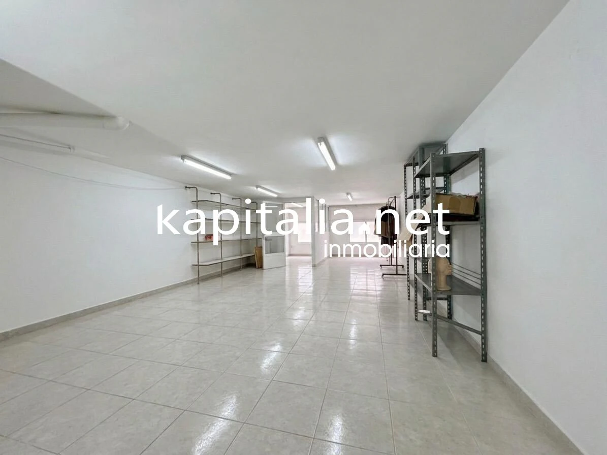 Local comercial en dos plantas con gran escaparate Calle Entenza, Alcoy
