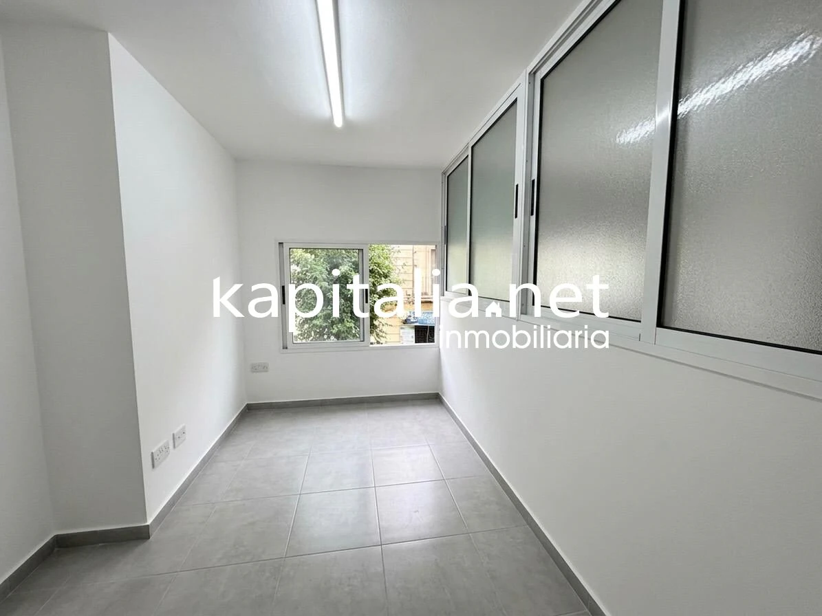 Local comercial en dos plantas con gran escaparate Calle Entenza, Alcoy